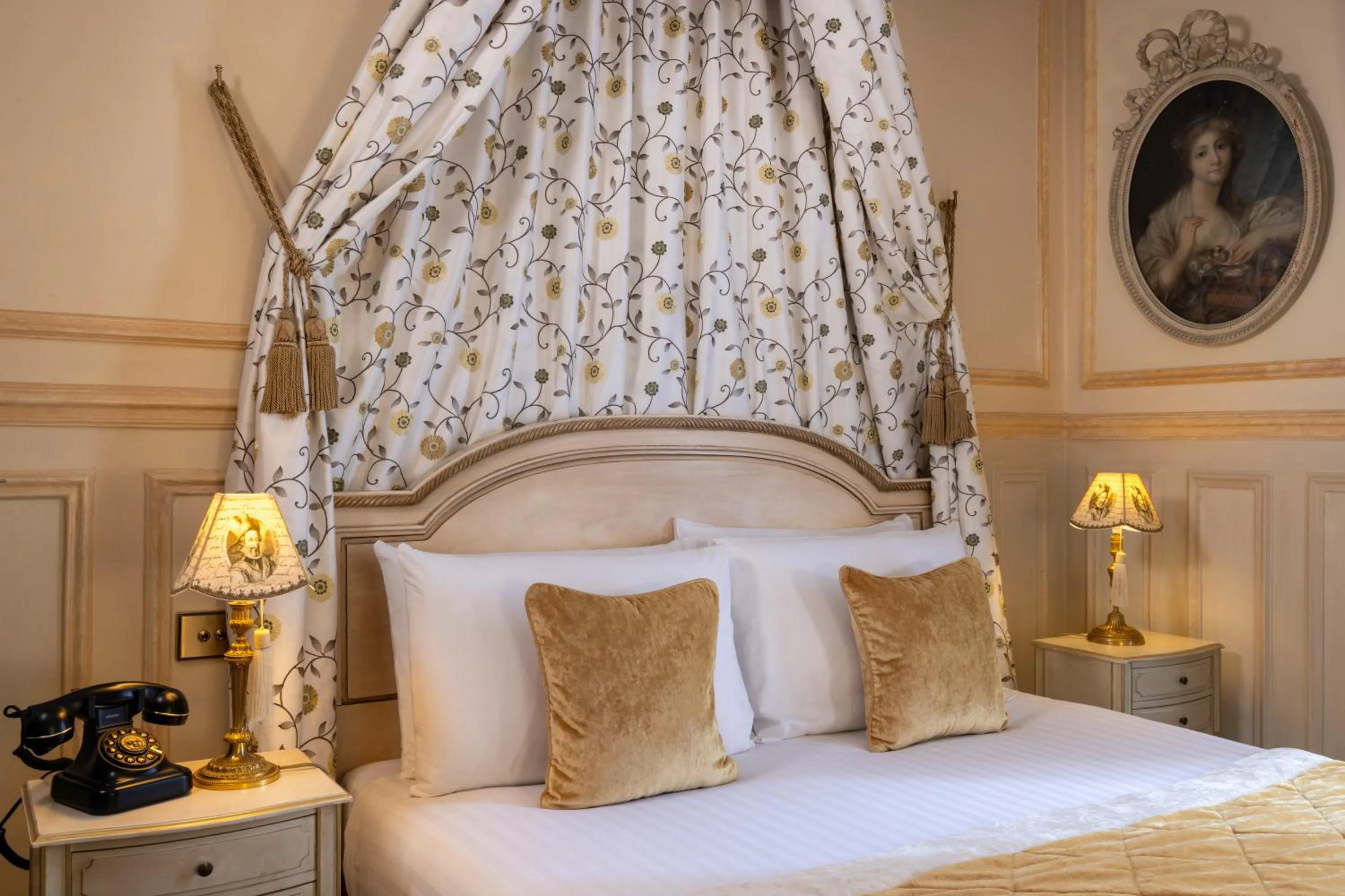 Bedroom, Bed in Hotel Residence Henri IV