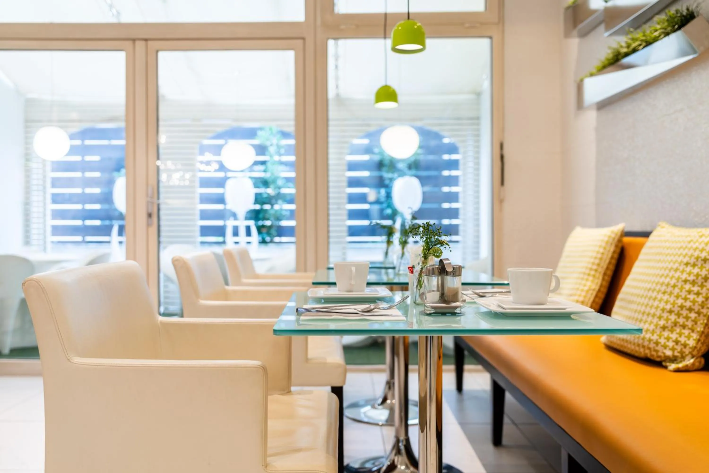 Dining area in Le 7 Eiffel Hotel by Malone