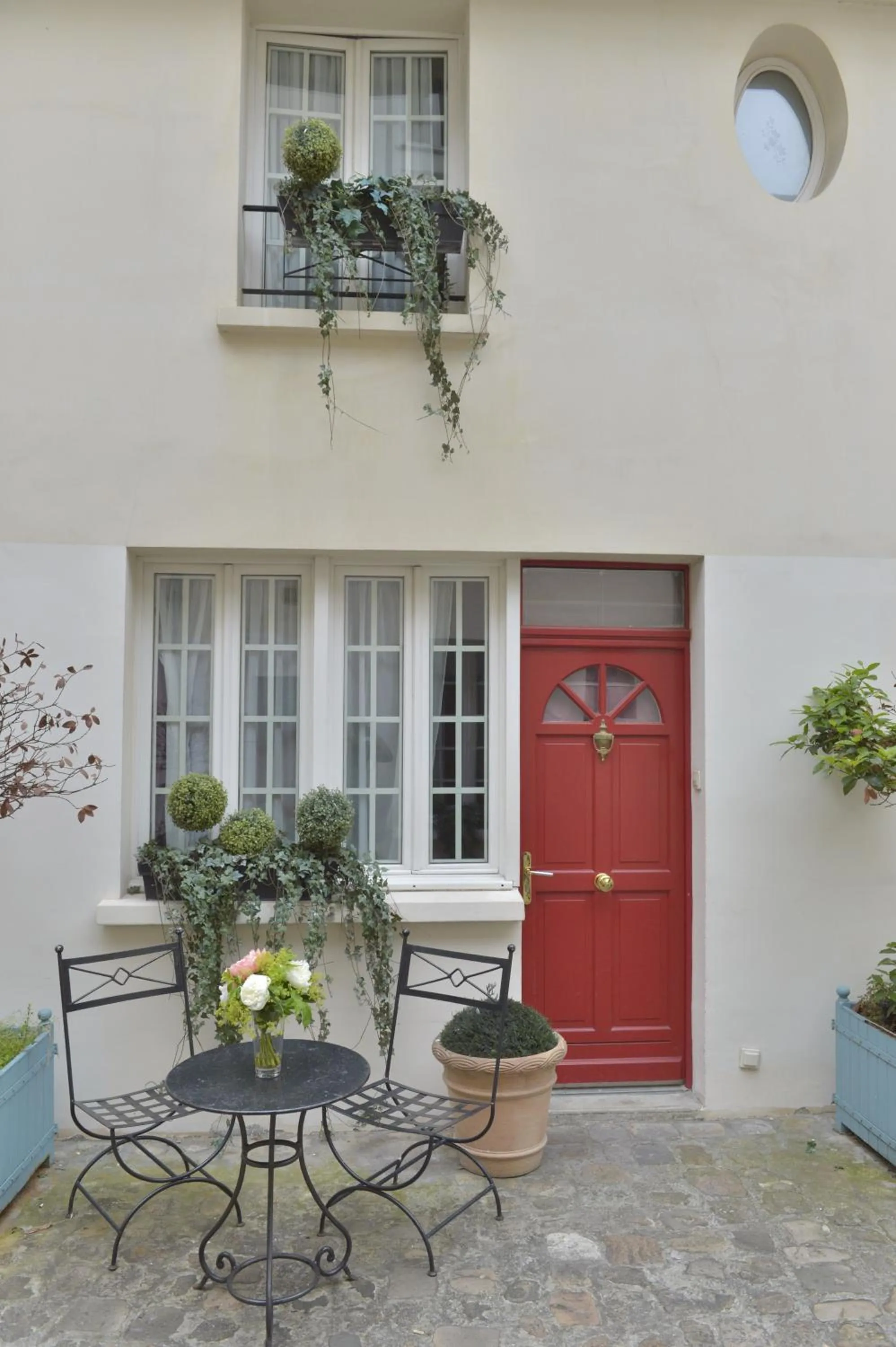 Patio in Hotel Suites Unic Renoir Saint-Germain