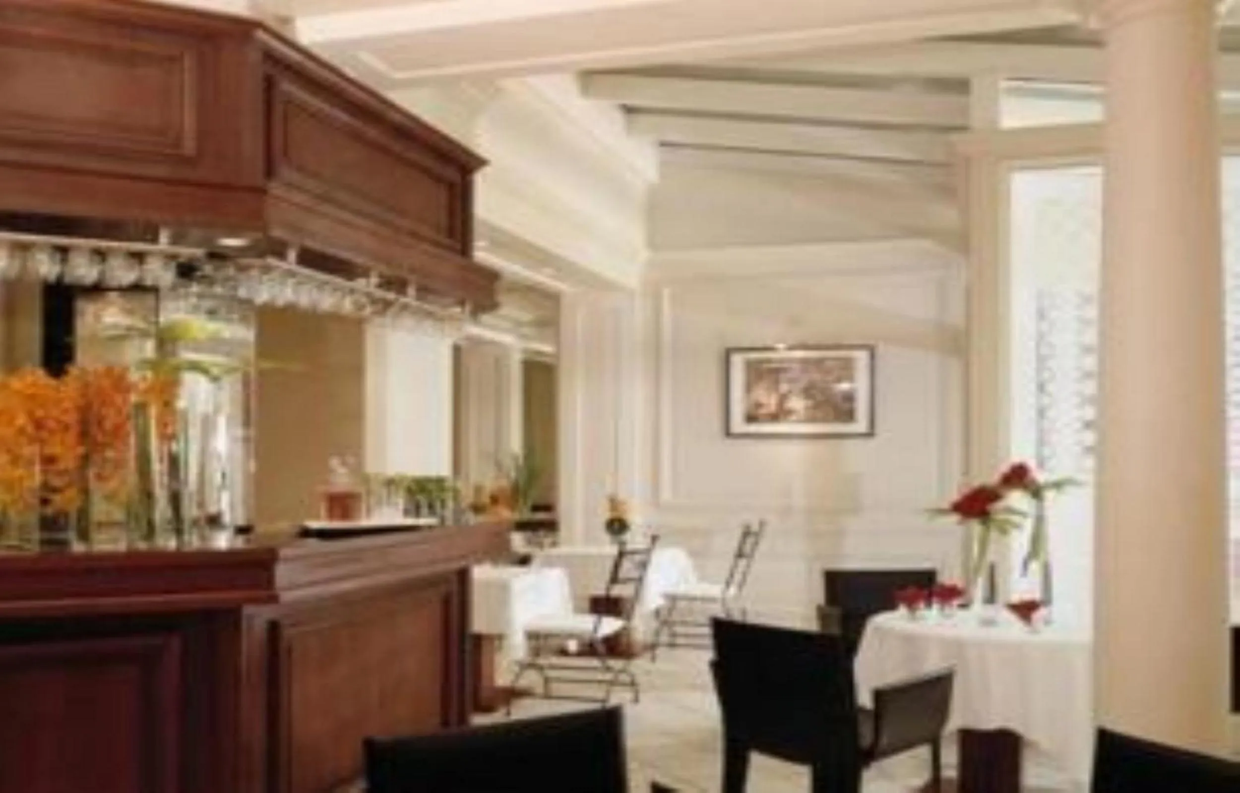 Restaurant/places to eat in Hotel Suites Unic Renoir Saint-Germain