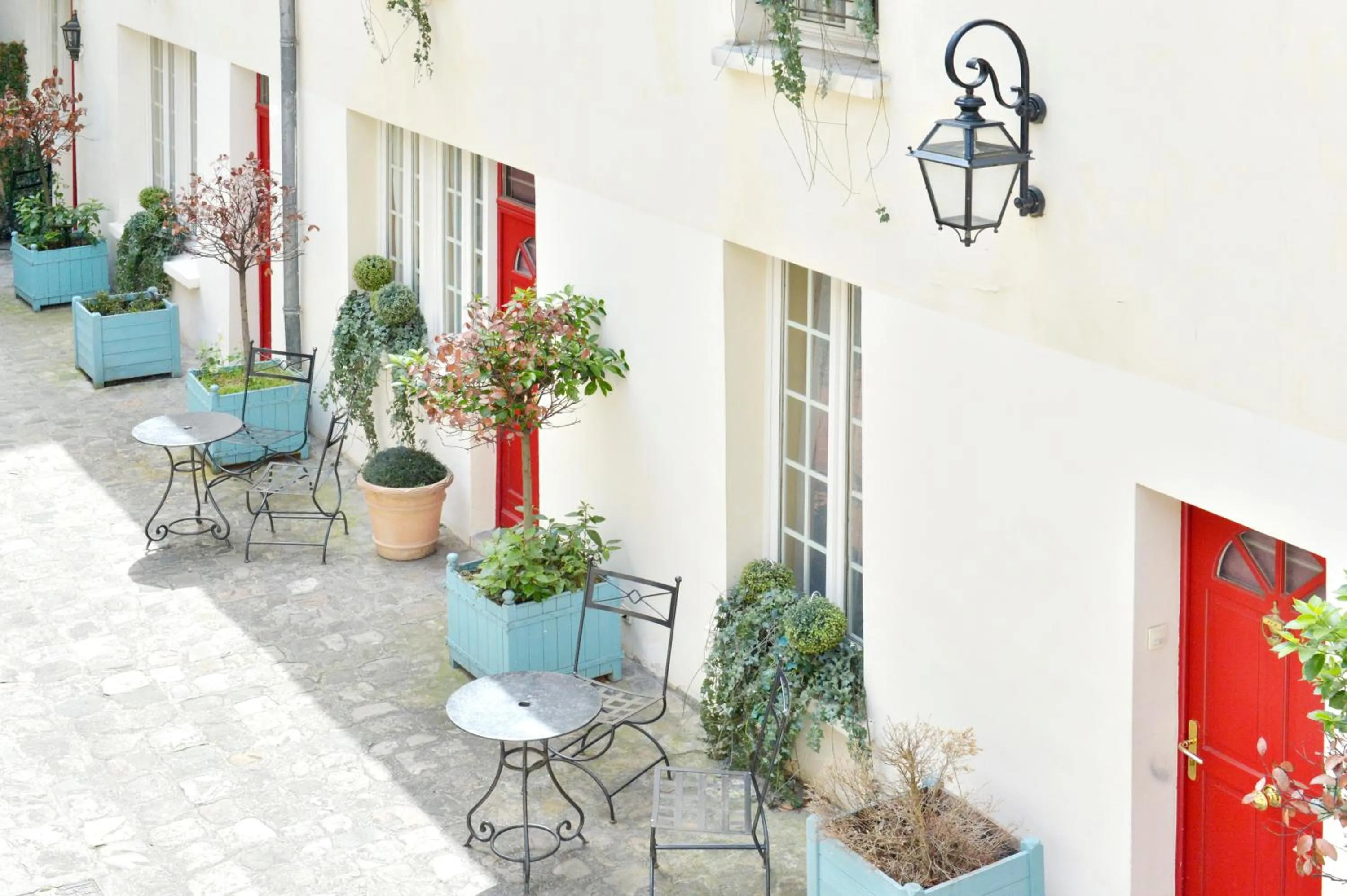 Property building in Hotel Suites Unic Renoir Saint-Germain