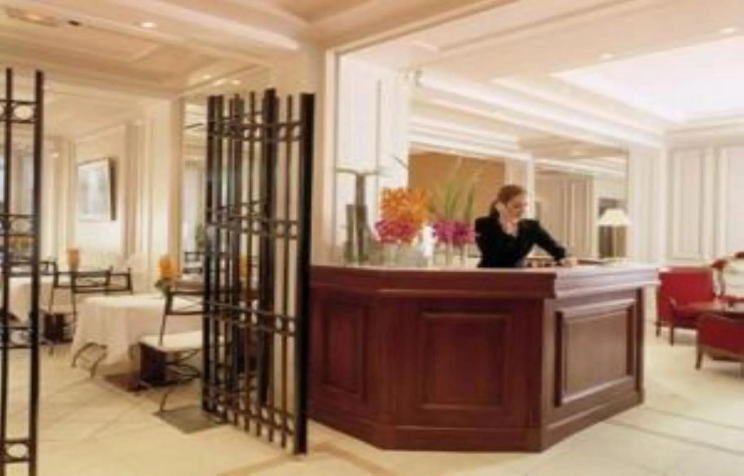 Staff in Hotel Suites Unic Renoir Saint-Germain