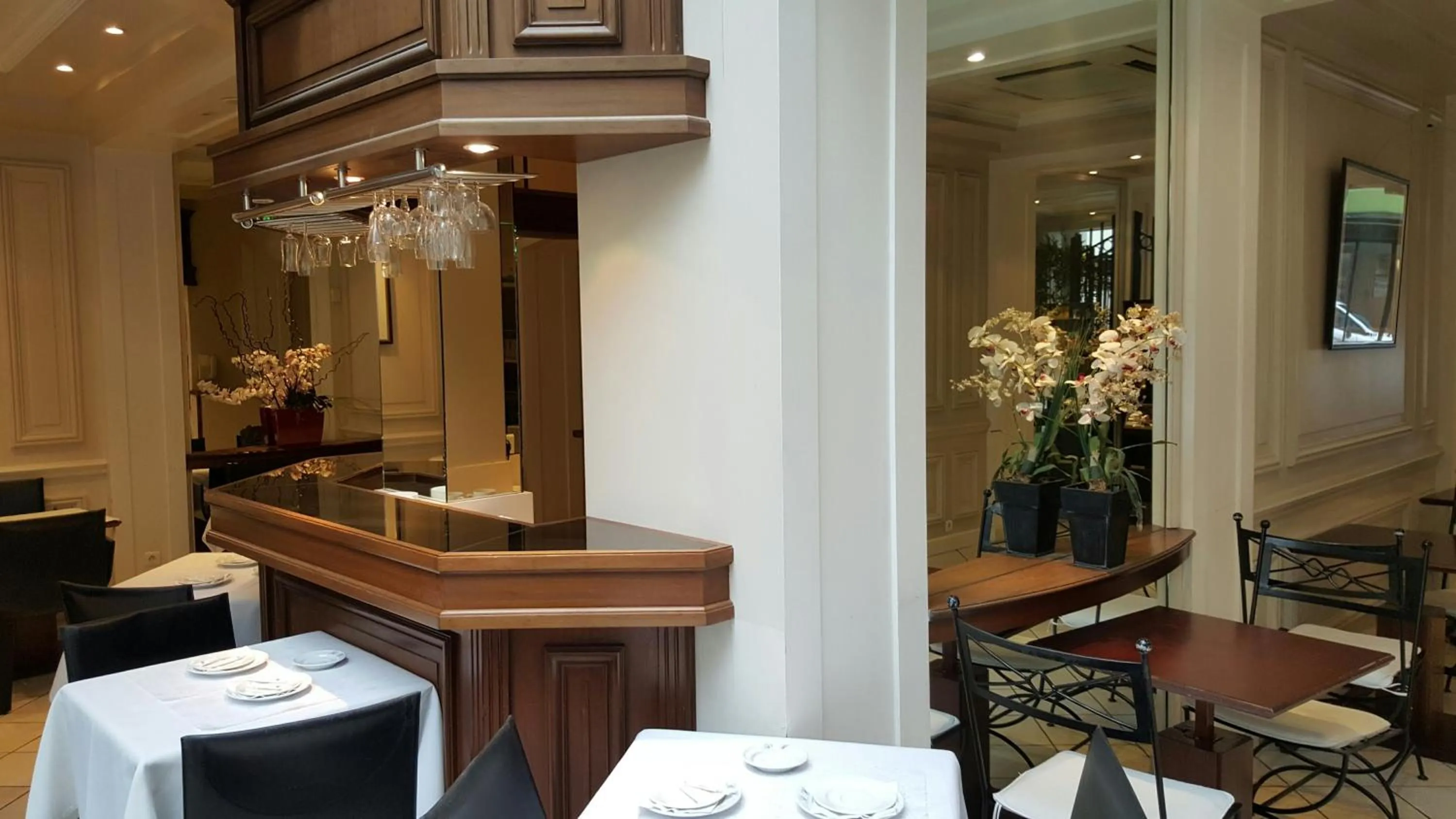 Restaurant/places to eat in Hotel Suites Unic Renoir Saint-Germain
