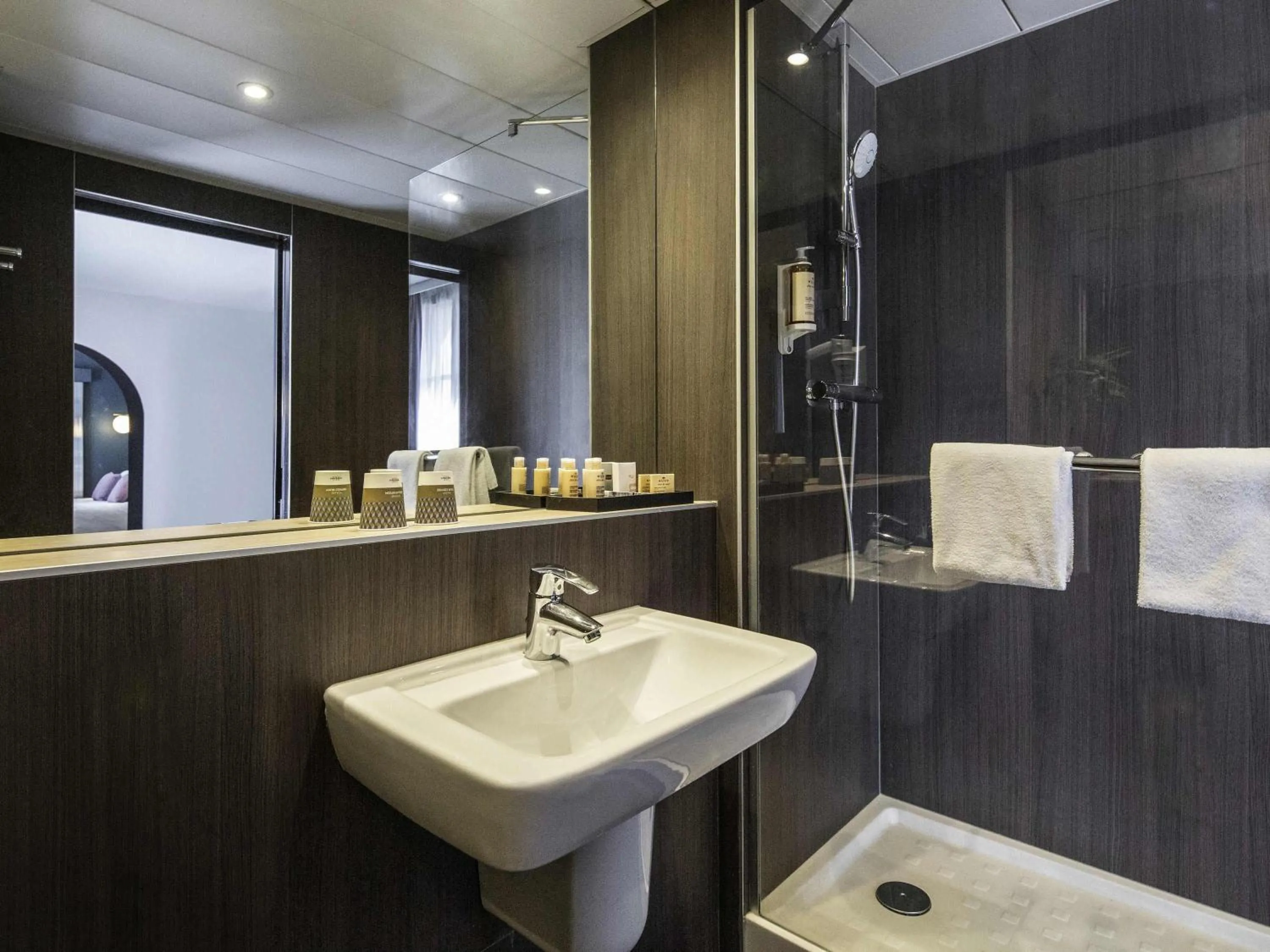 Bedroom in Mercure Versailles Chateau