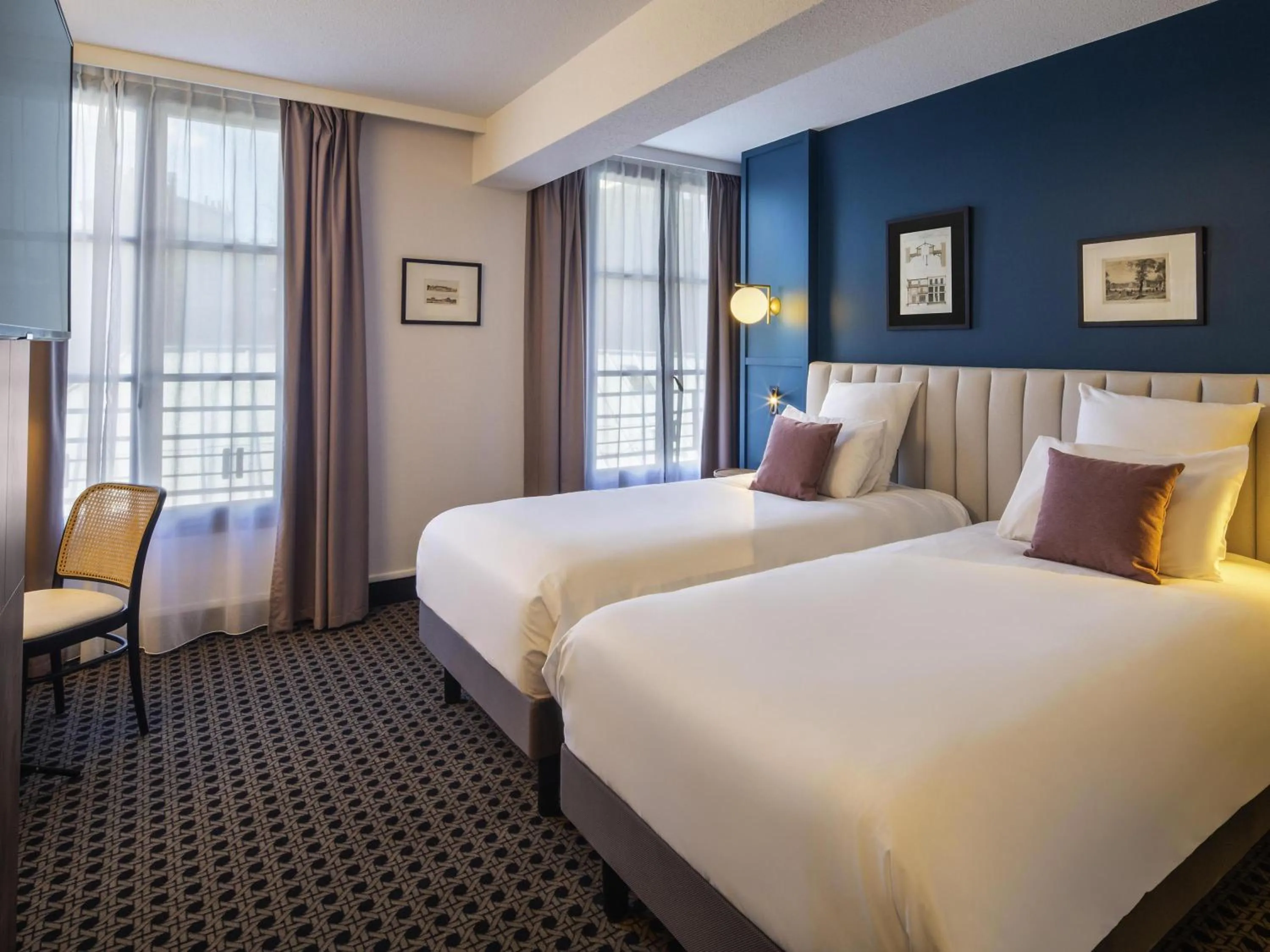 Bedroom, Bed in Mercure Versailles Chateau