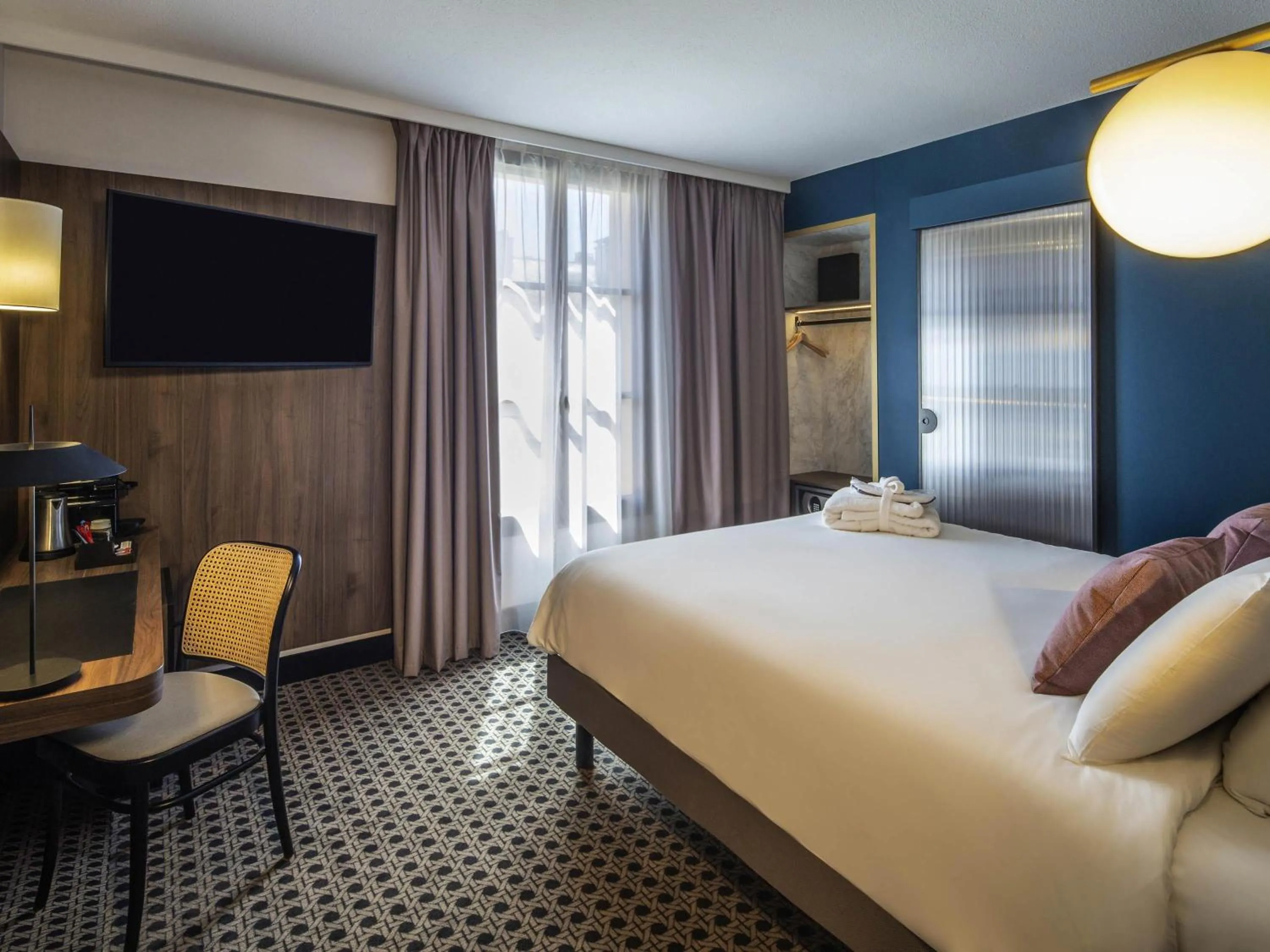 Property building, Bed in Mercure Versailles Chateau