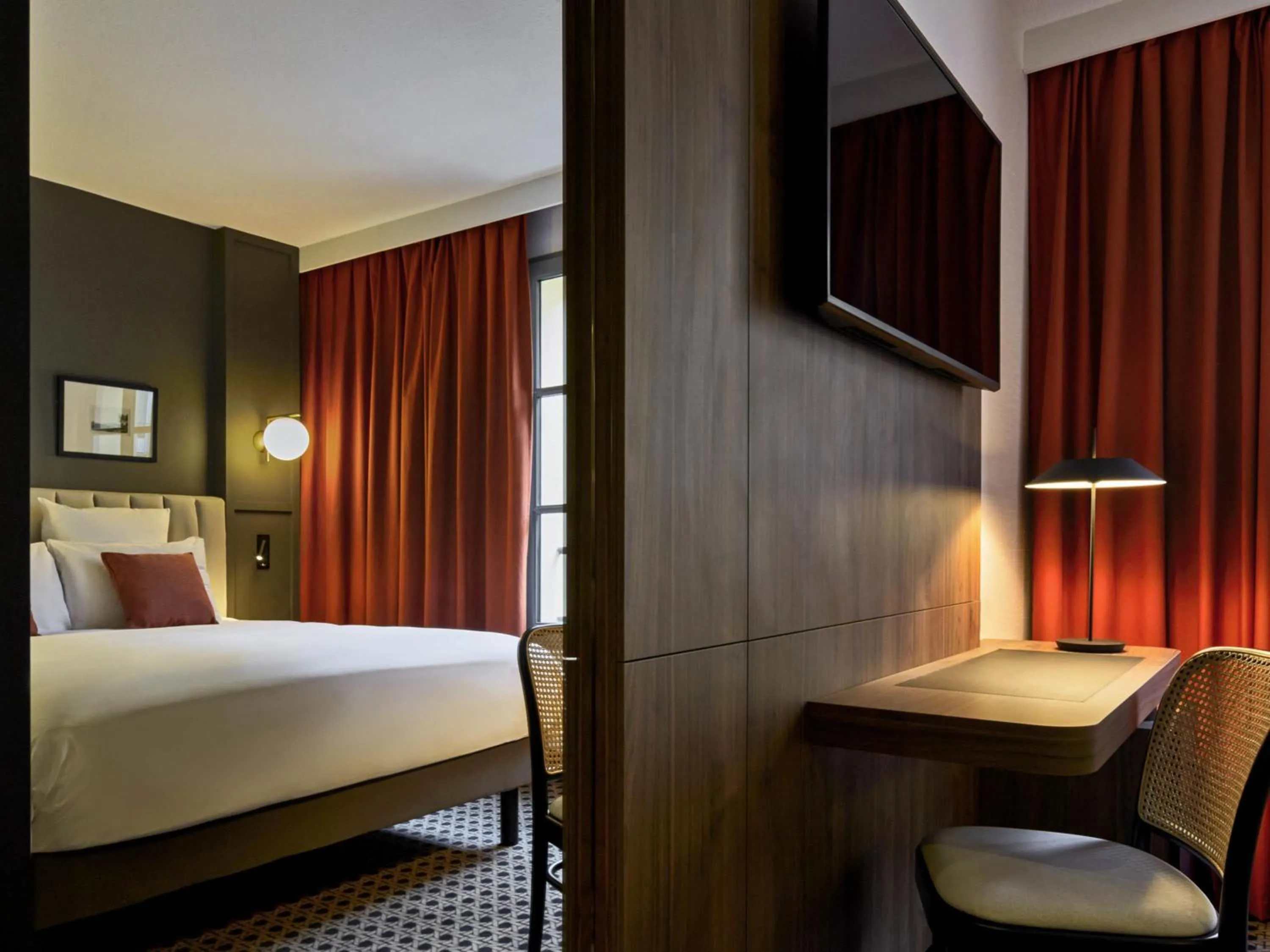 Bedroom, Bed in Mercure Versailles Chateau