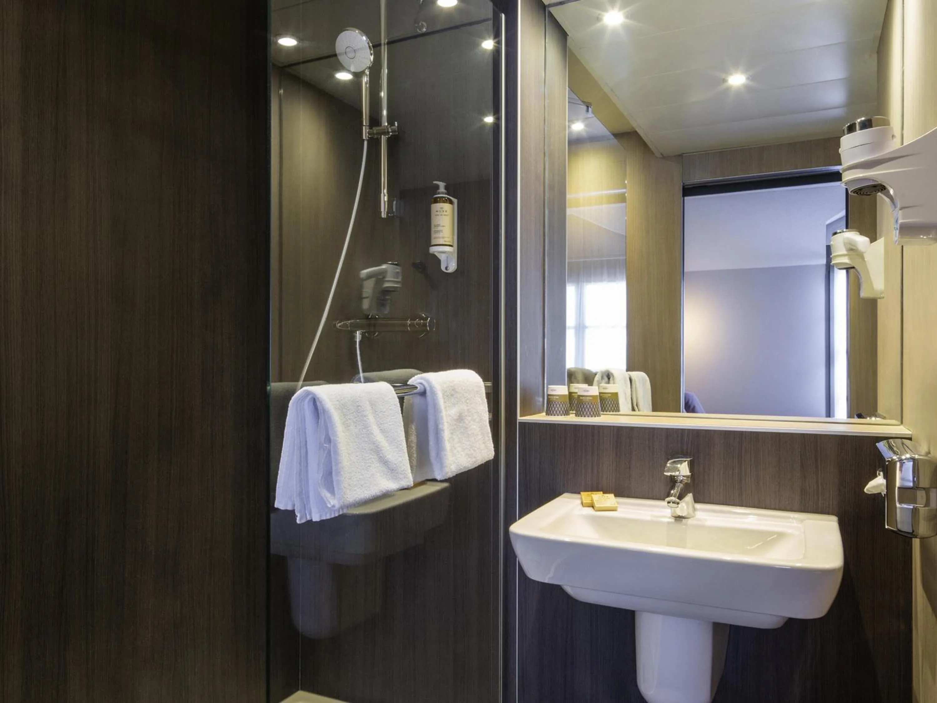 Bedroom in Mercure Versailles Chateau