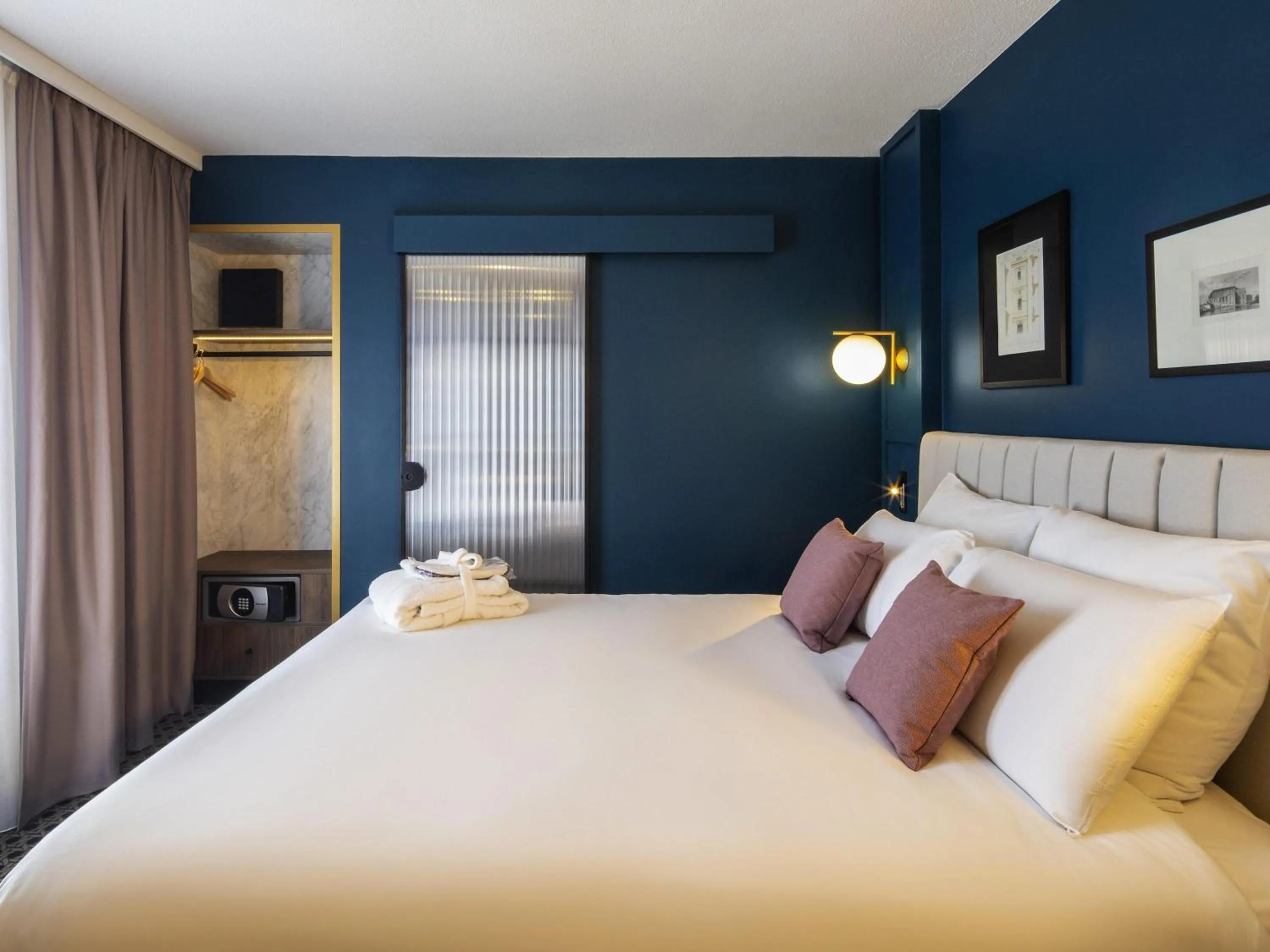 Bedroom, Bed in Mercure Versailles Chateau