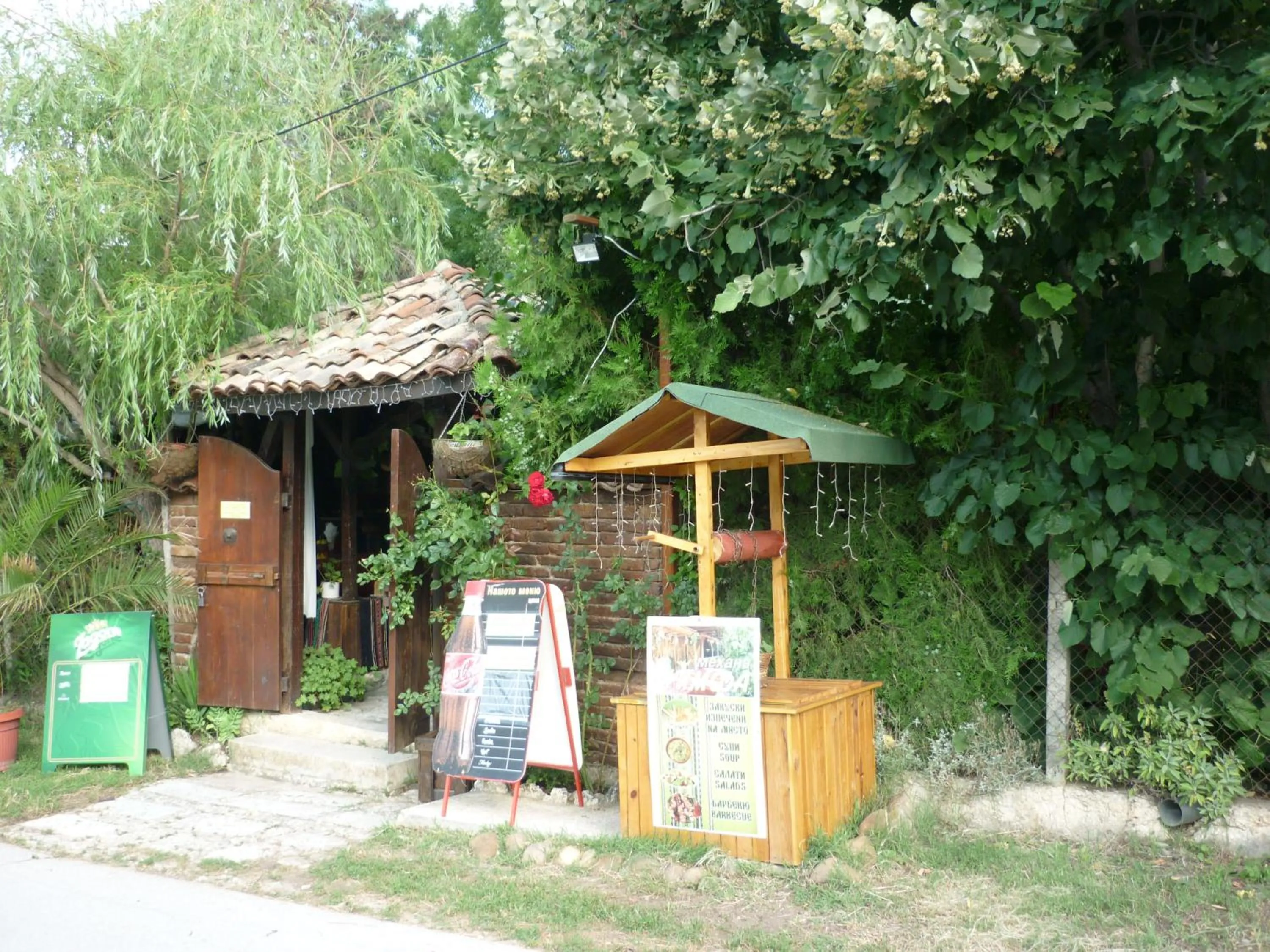 Restaurant/places to eat in Nimpha Bungalows