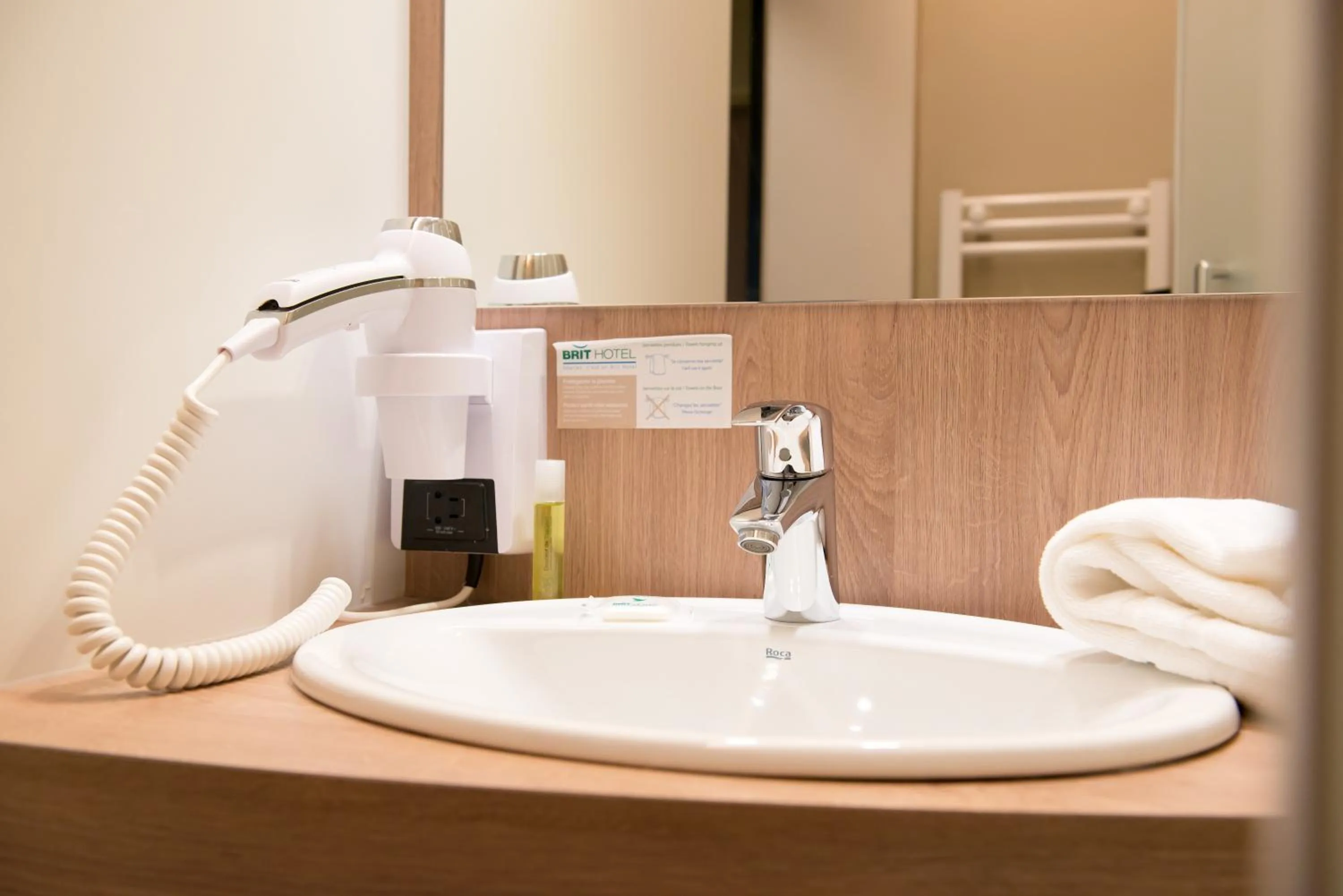 Bathroom in Brit Hotel Brest Le Relecq Kerhuon