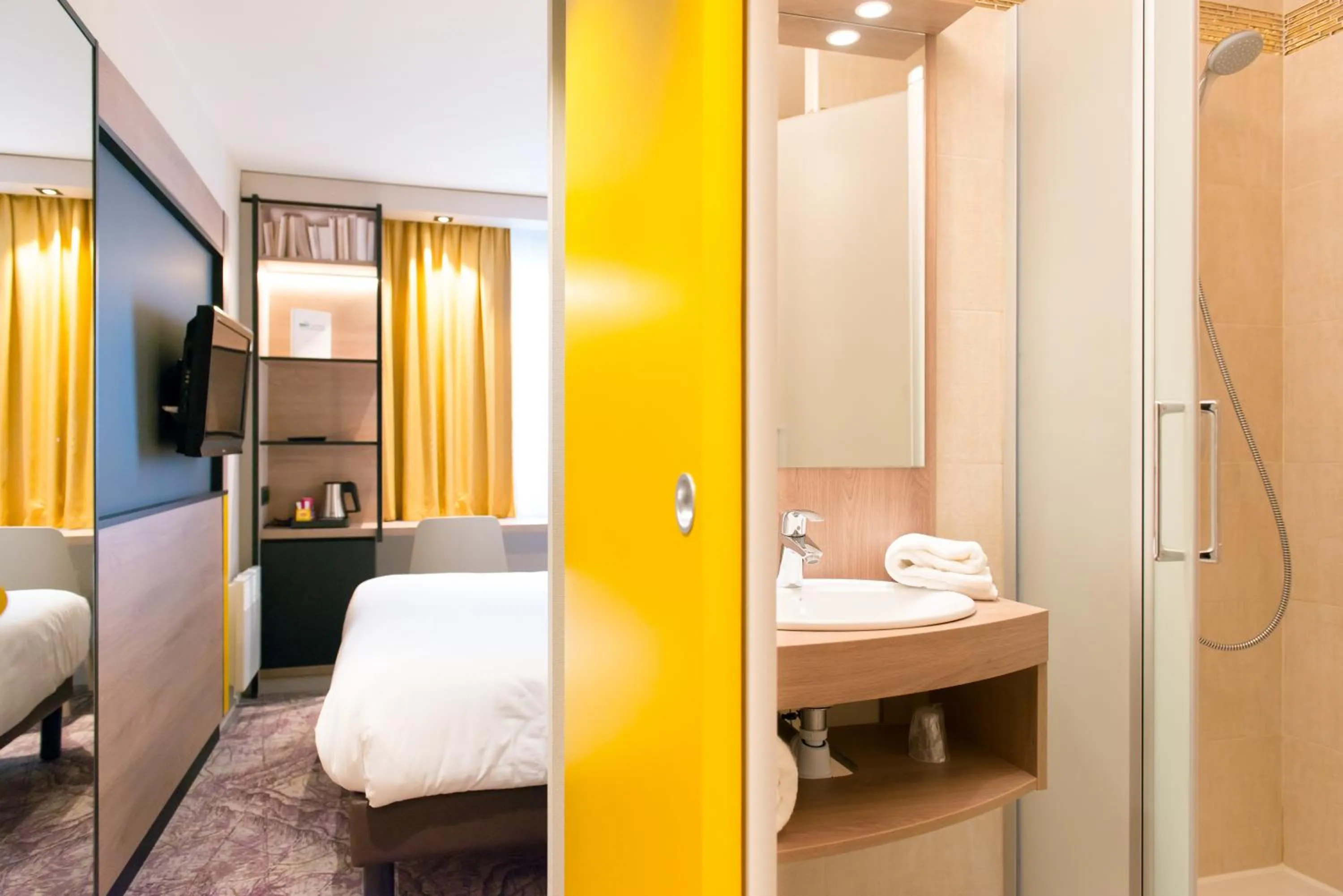 Bathroom, Bed in Brit Hotel Brest Le Relecq Kerhuon