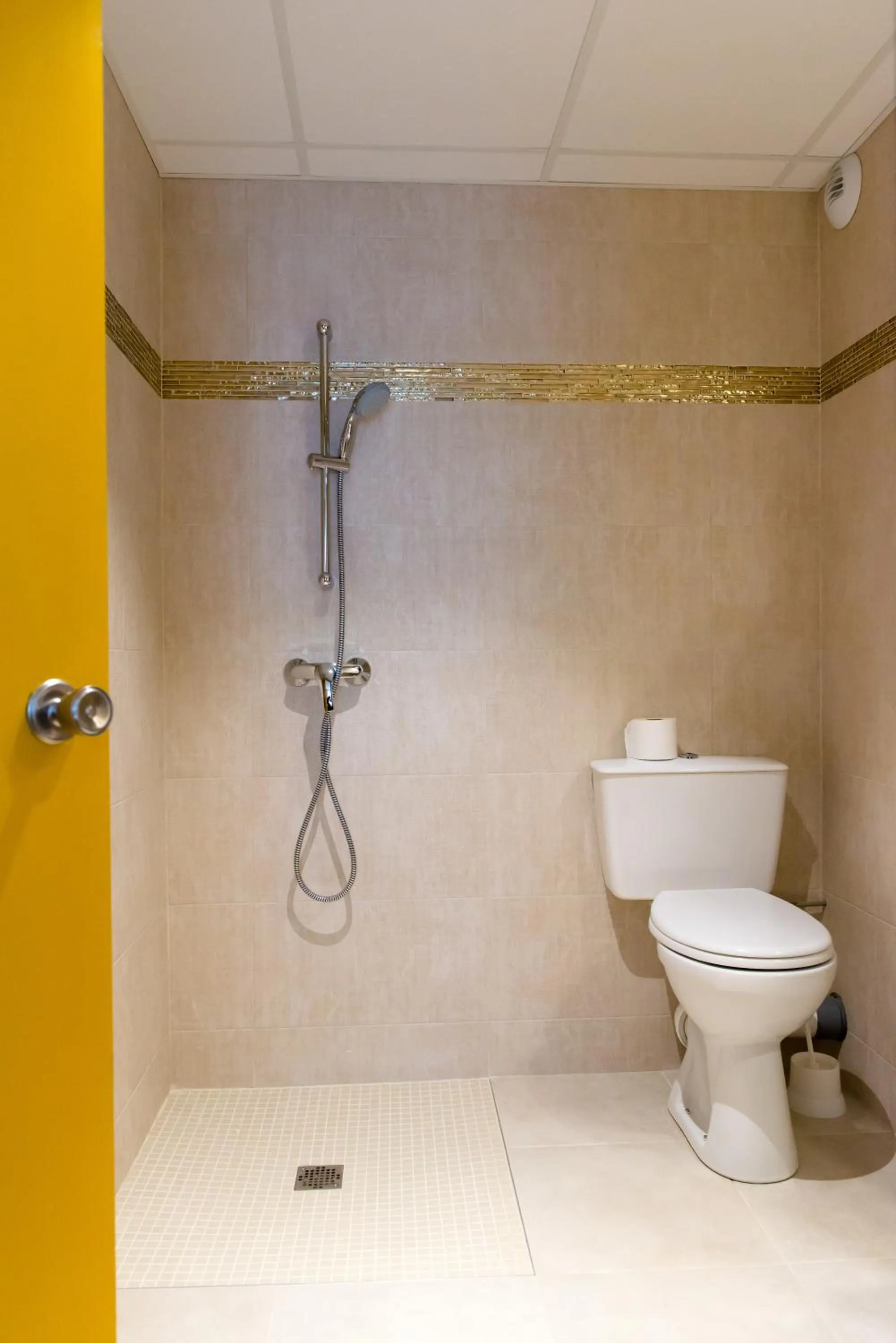 Shower in Brit Hotel Brest Le Relecq Kerhuon