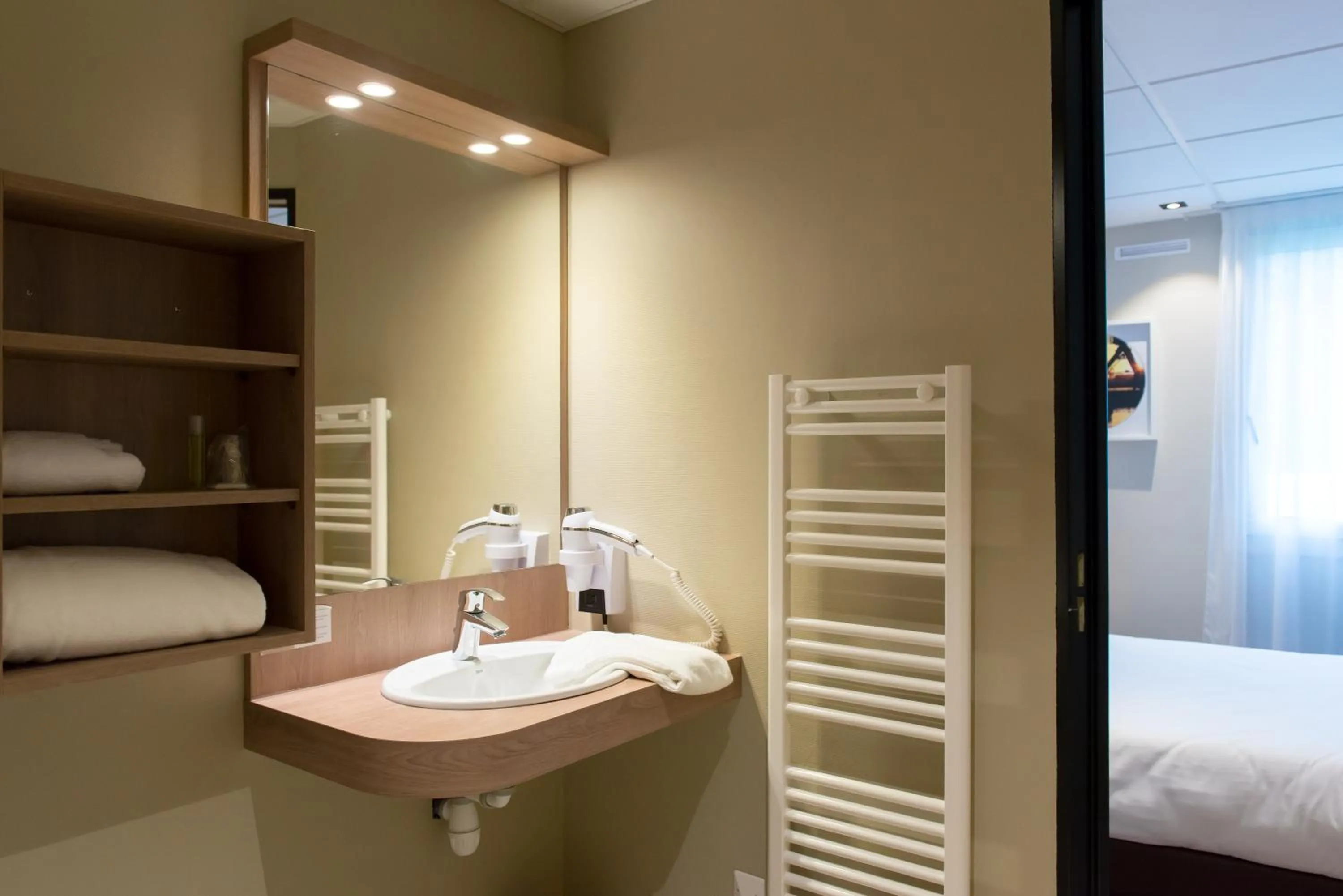 Bathroom, Bed in Brit Hotel Brest Le Relecq Kerhuon