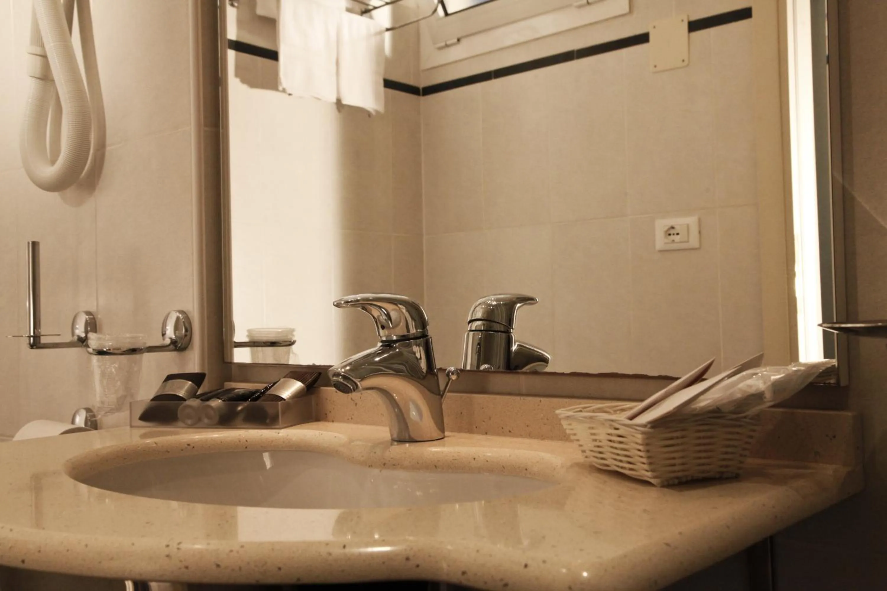 Bathroom in Hotel Majorca sul Mare in centro a Riccione con Area Fitness