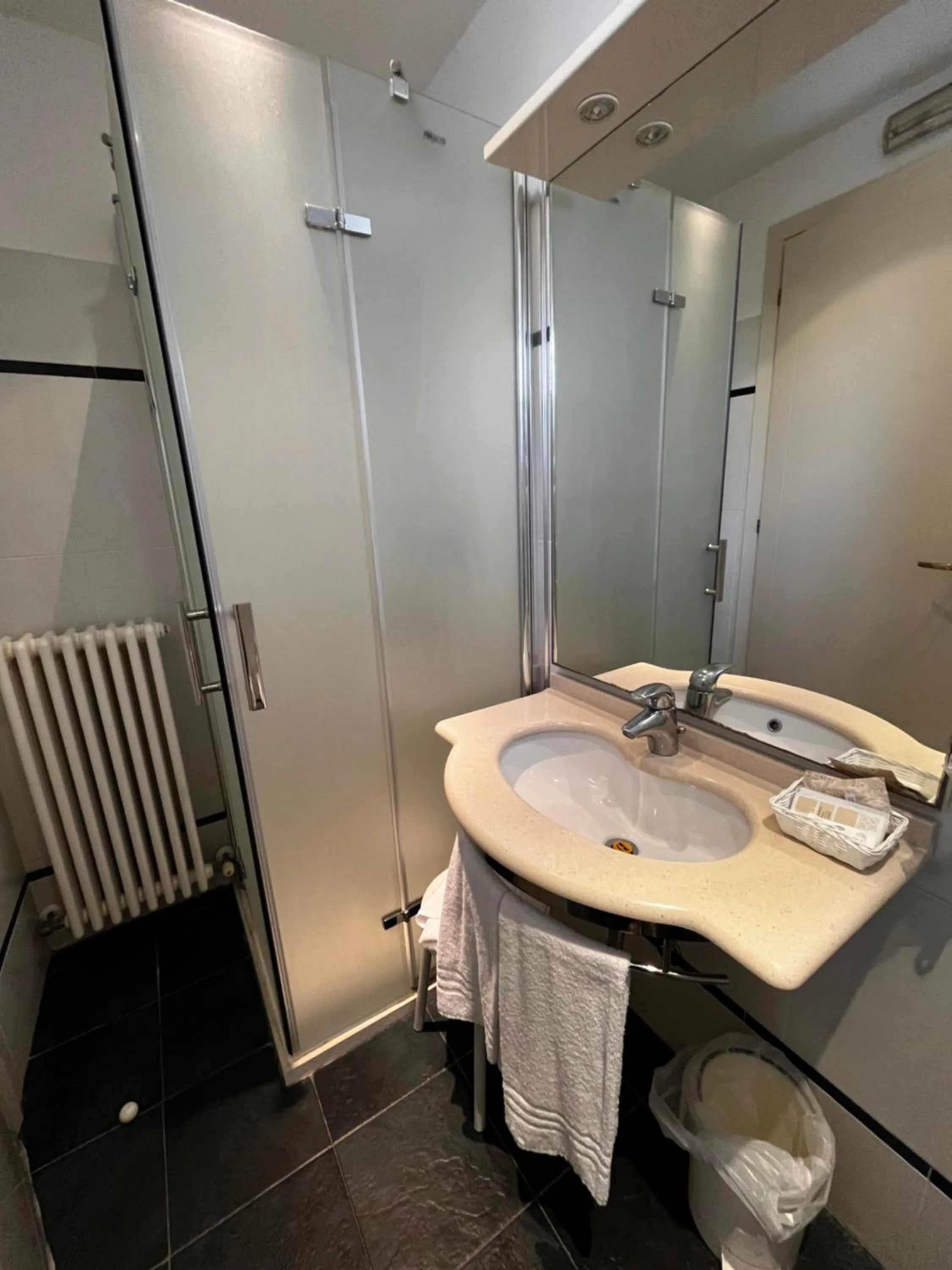 Shower in Hotel Majorca sul Mare in centro a Riccione con Area Fitness