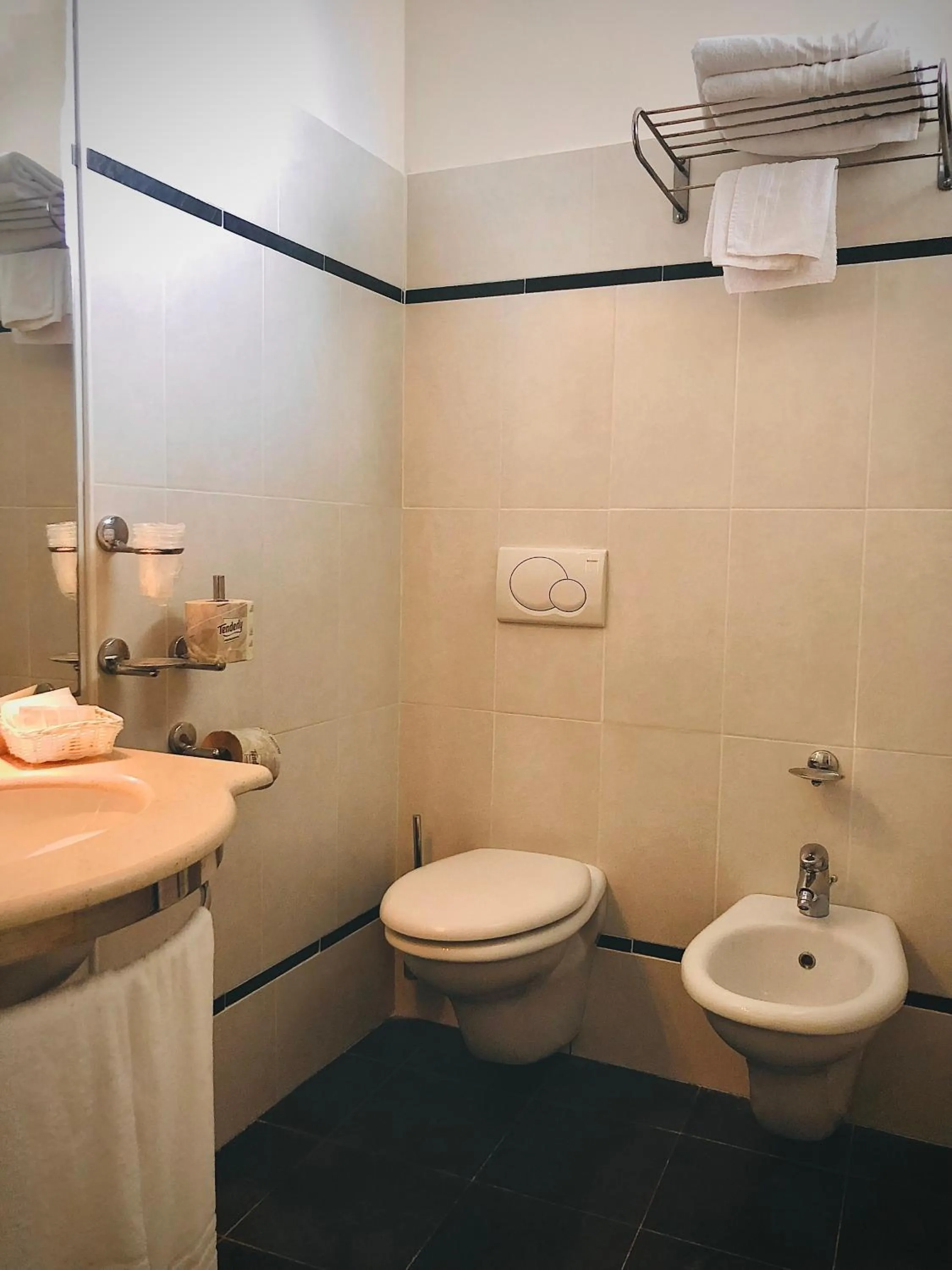 Bathroom in Hotel Majorca sul Mare in centro a Riccione con Area Fitness