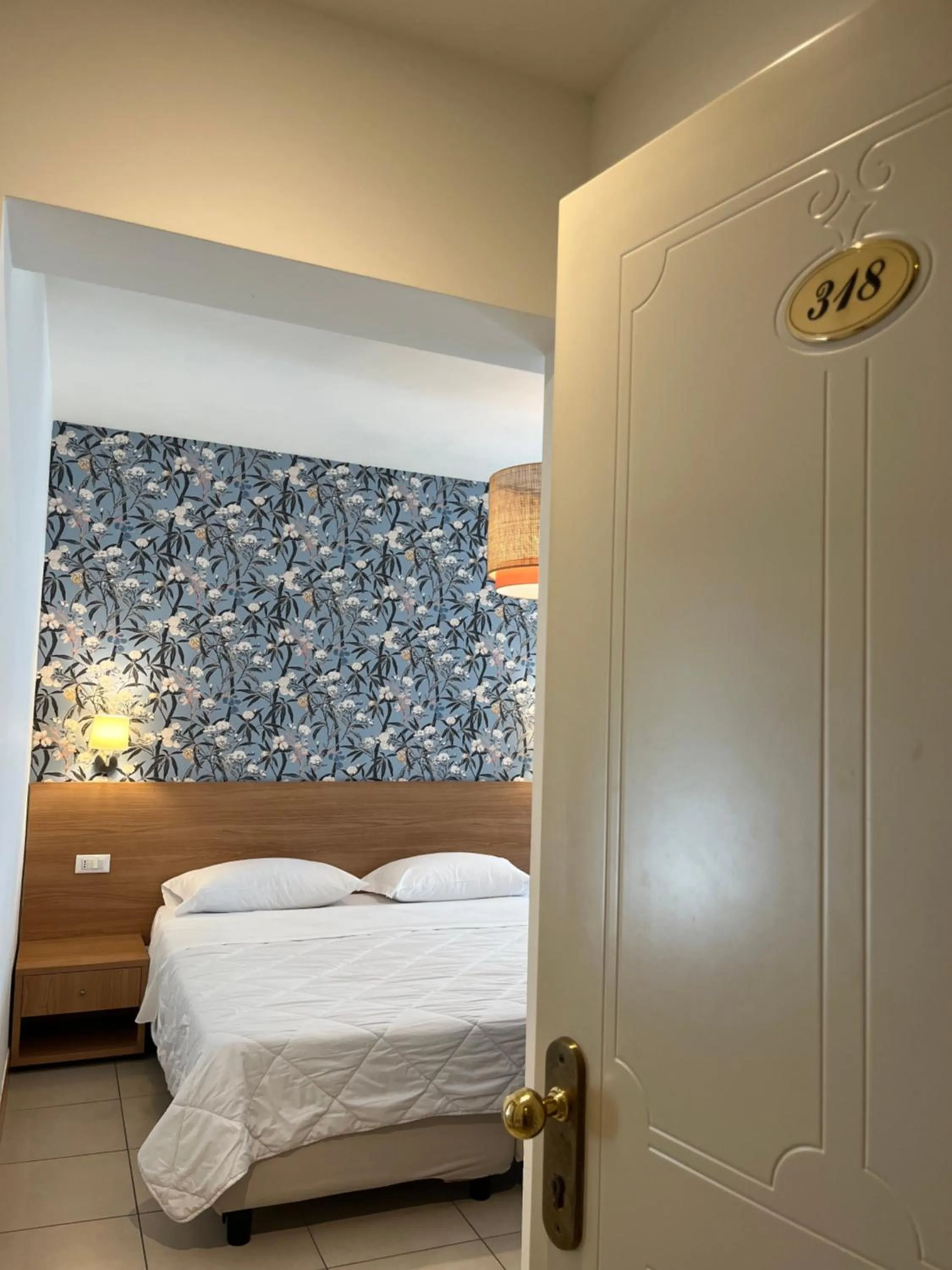 Bedroom, Bed in Hotel Majorca sul Mare in centro a Riccione con Area Fitness