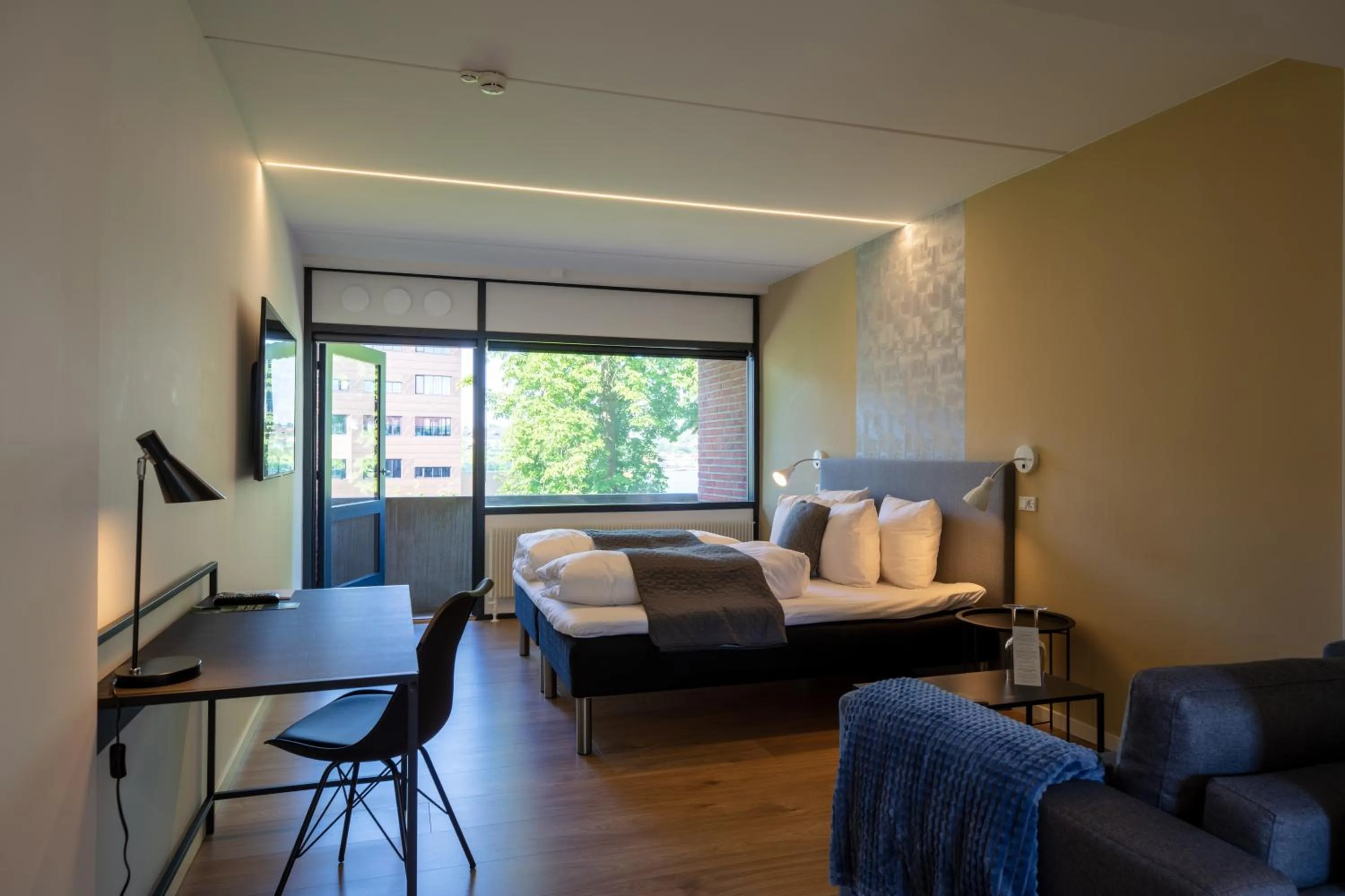 Living room, Bed in Hotel Sønderborg Kaserne