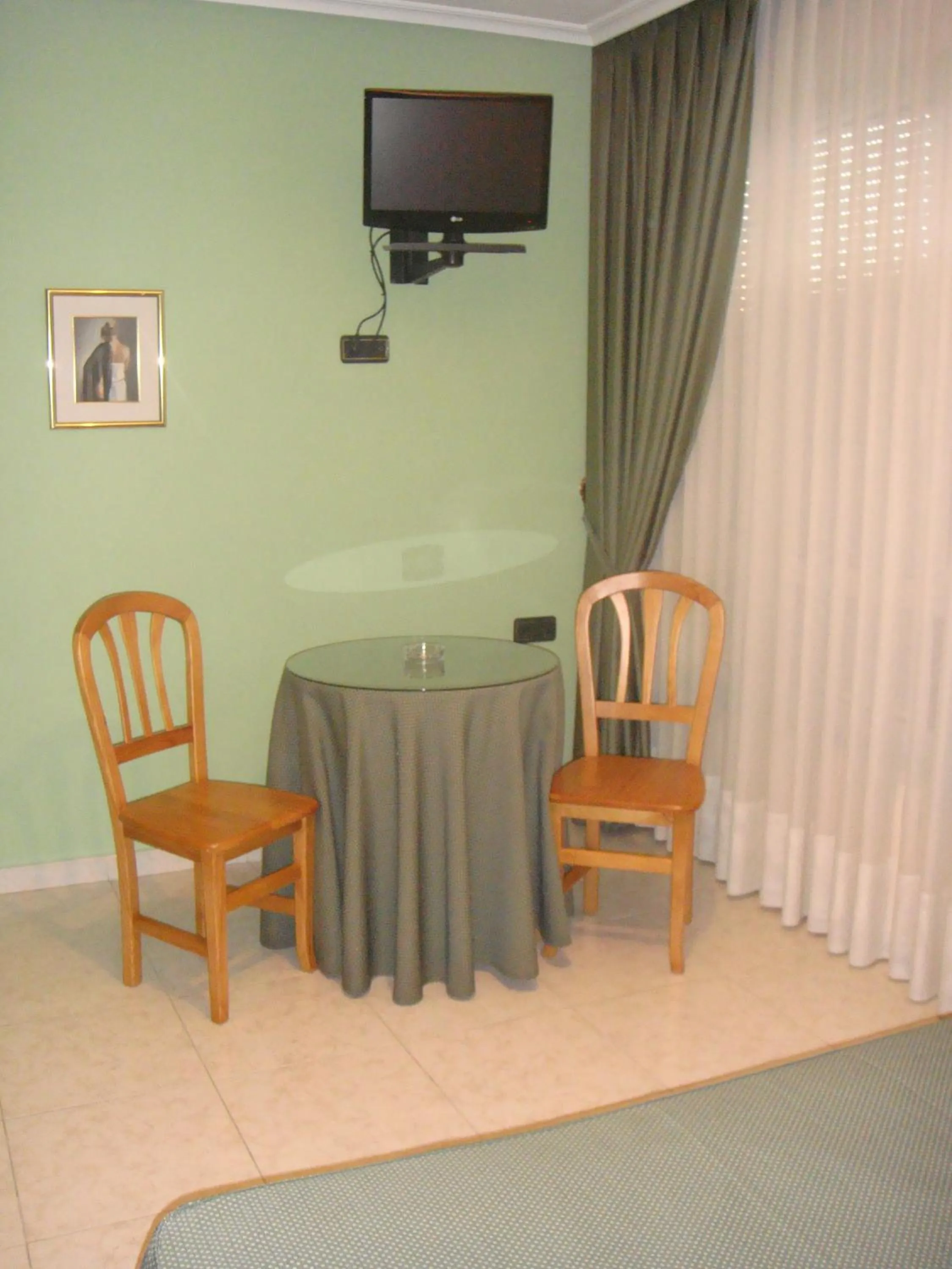 Dining area in Hostal Serpol