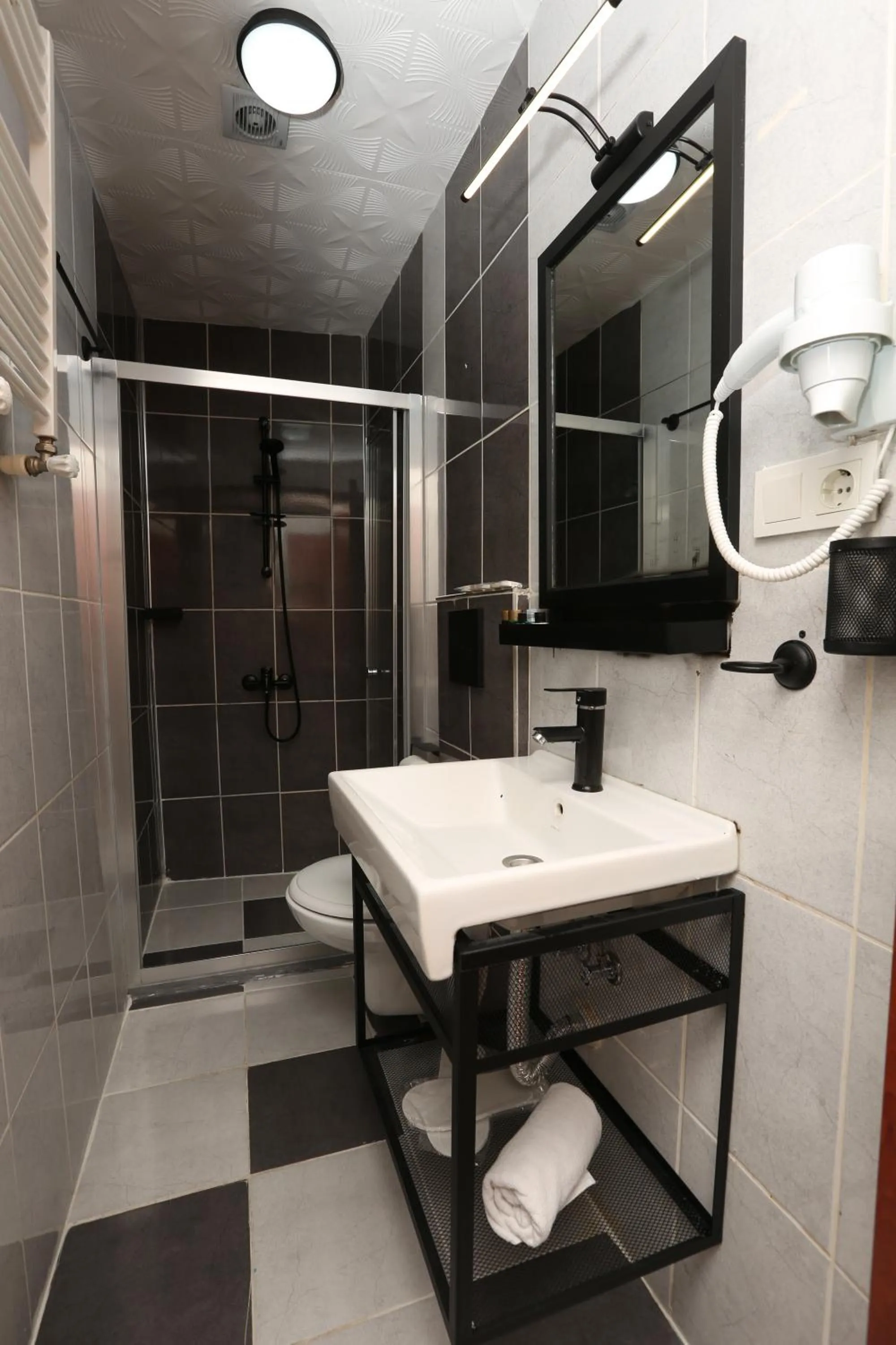 Bathroom in Perazre Hotel