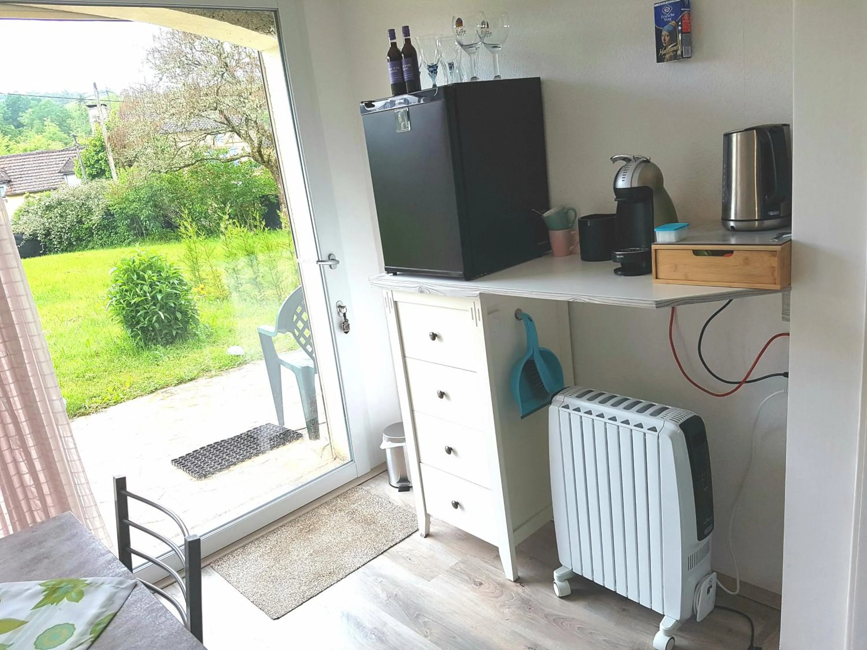 Dining area in La Perle De Frayssinet-Le-Gélat - Chambre d'Hôtes - B&B