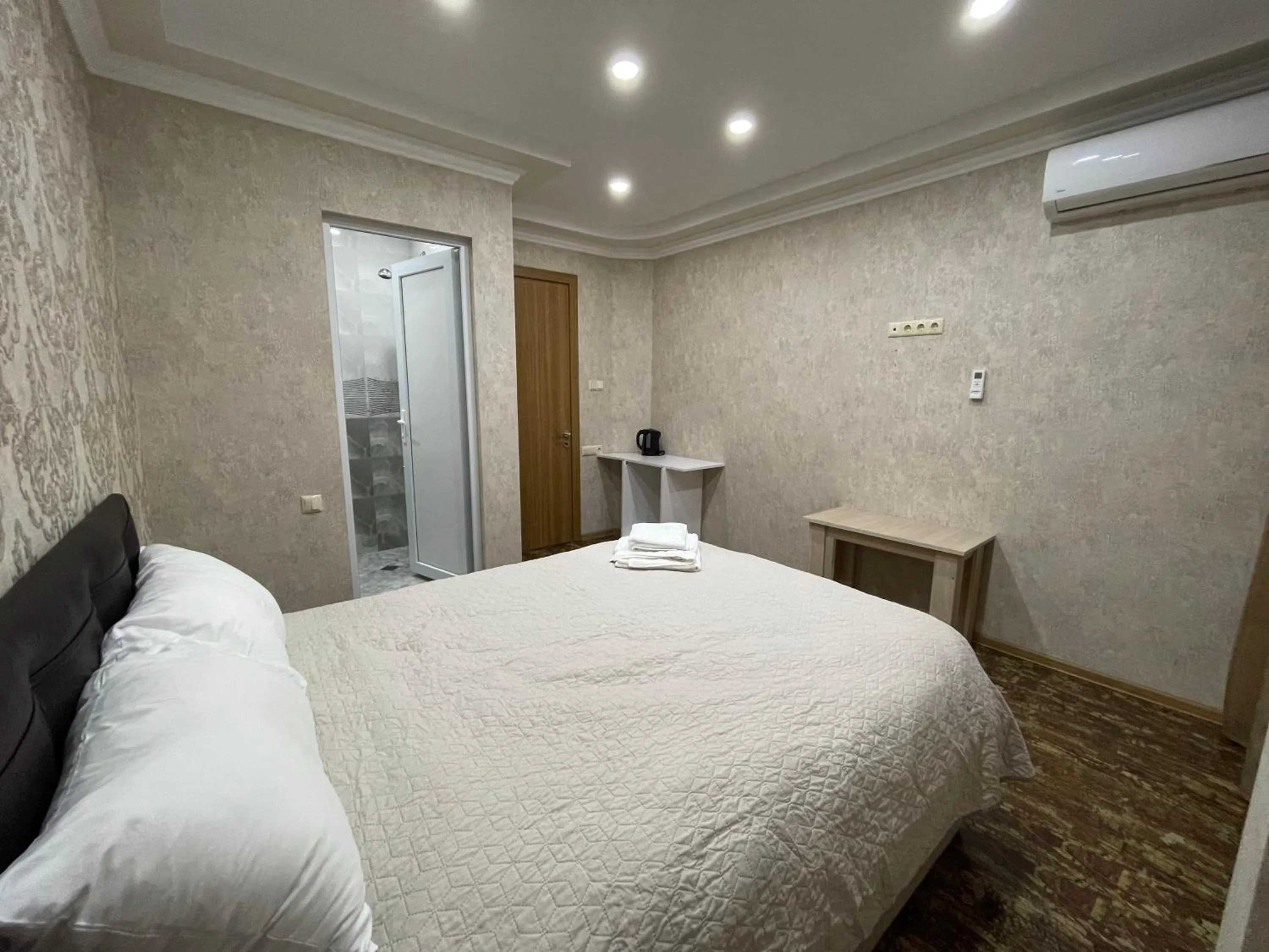 Photo of the whole room, Bed in UNION