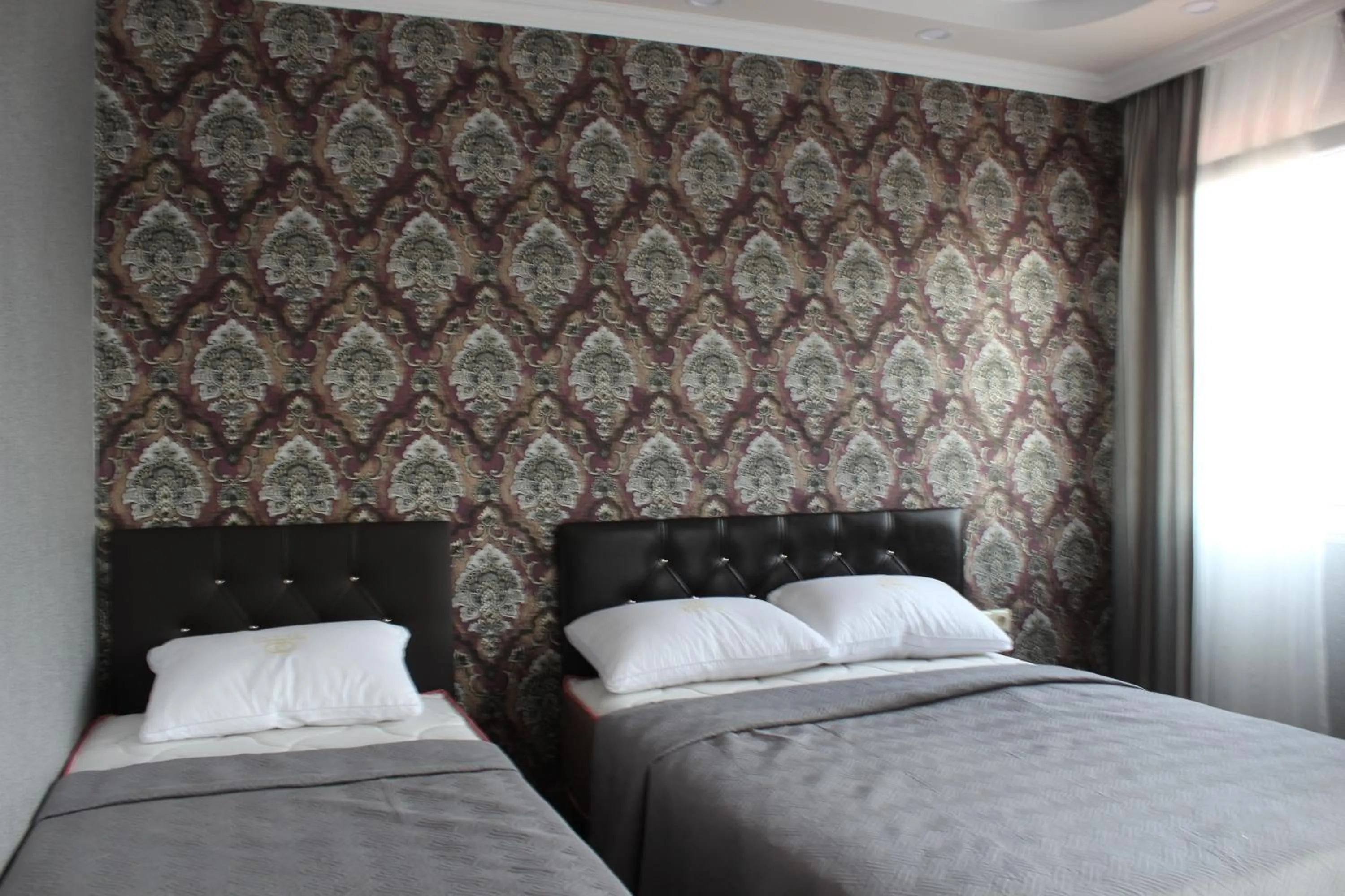 Photo of the whole room, Bed in UNION