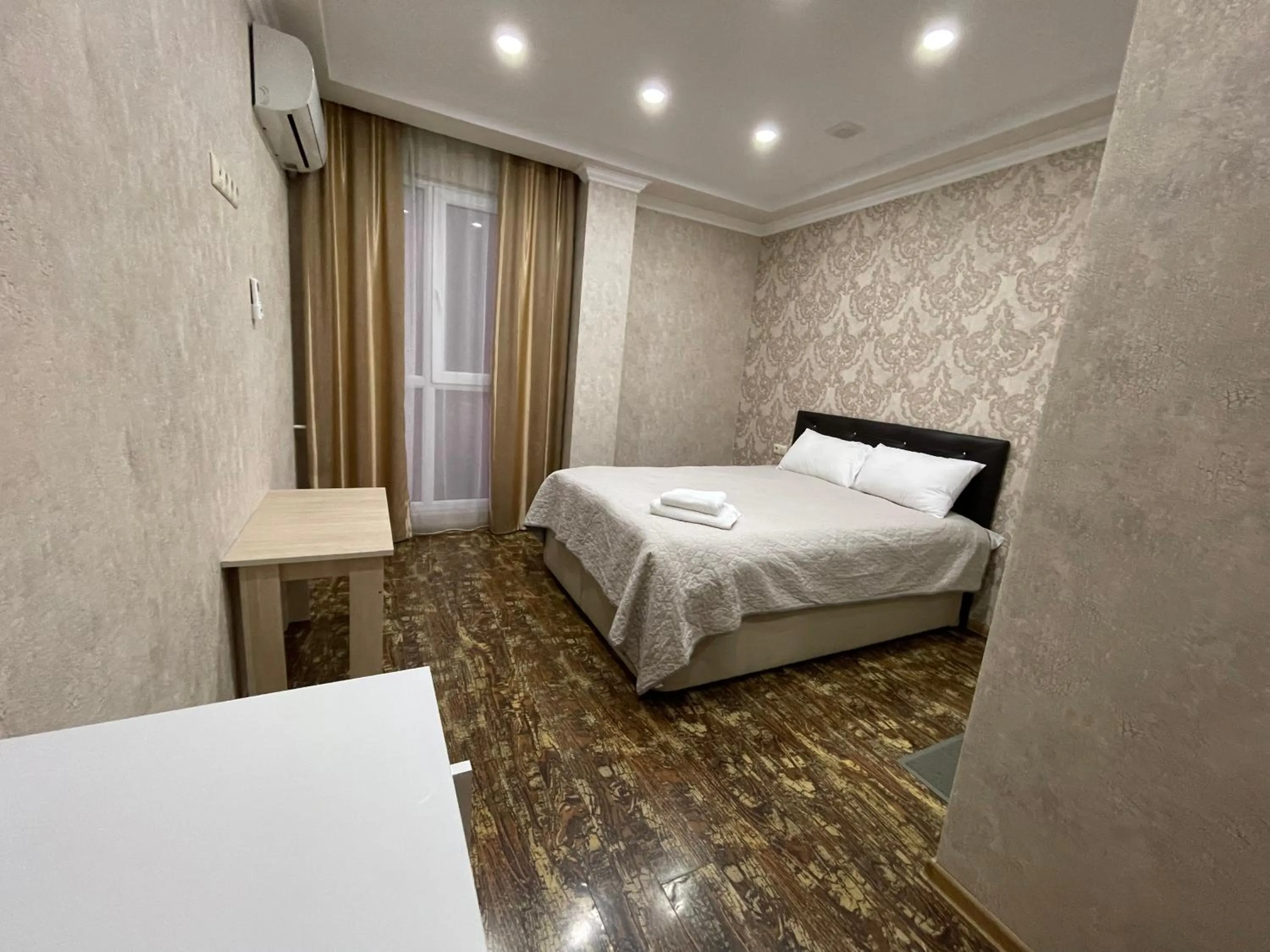 Photo of the whole room, Bed in UNION