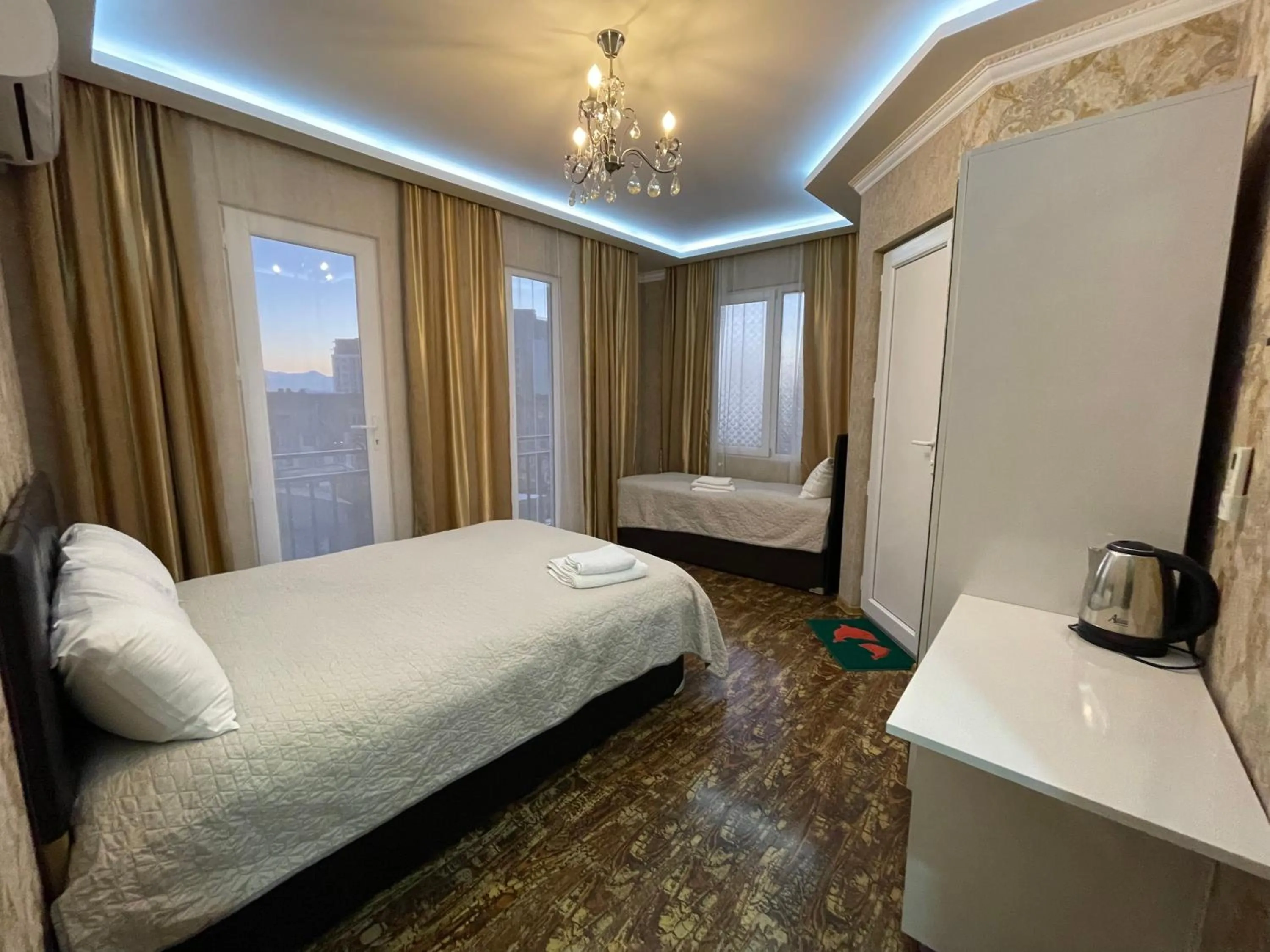 Photo of the whole room, Bed in UNION