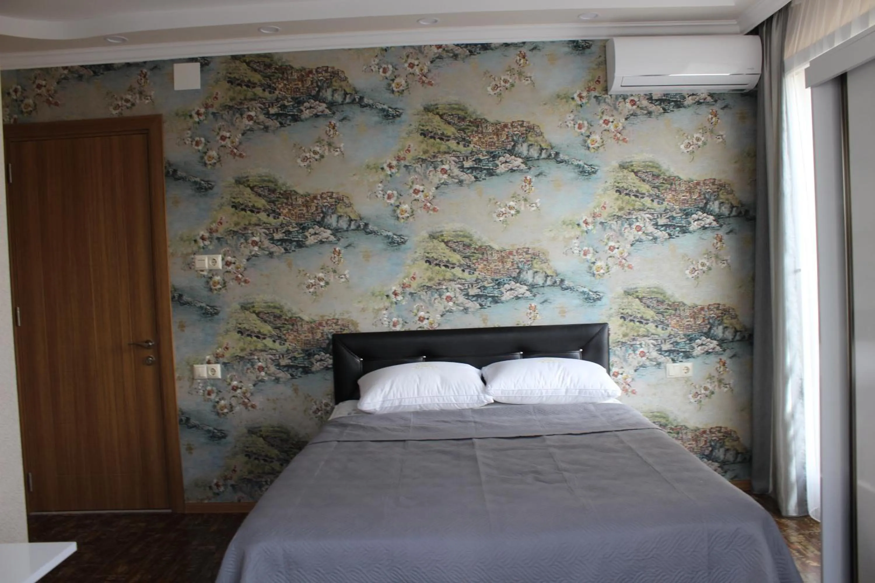 Photo of the whole room, Bed in UNION