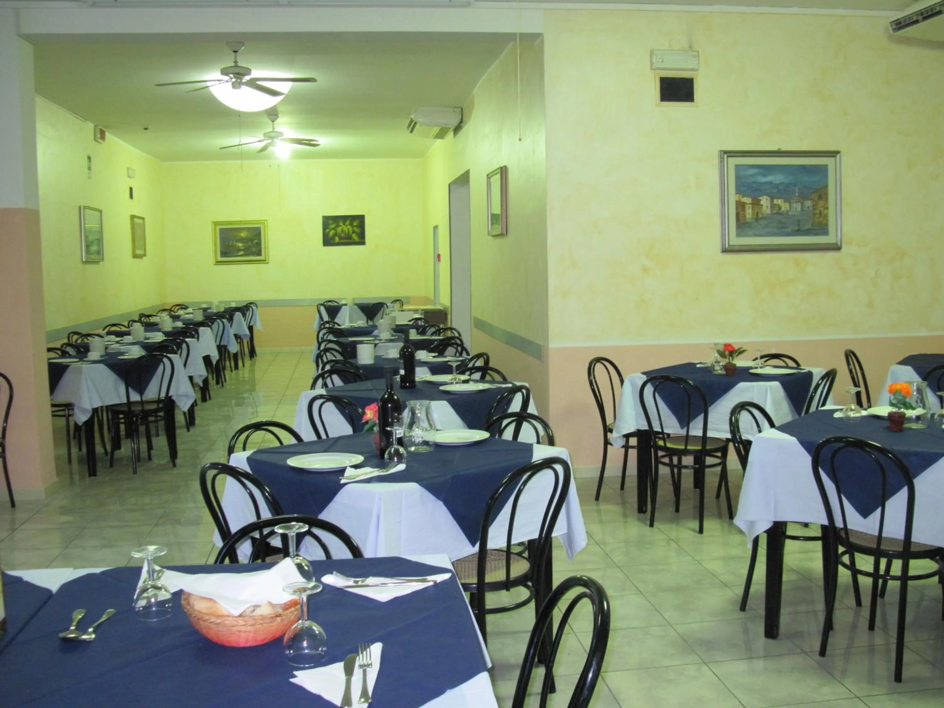 Restaurant/places to eat in Hotel TV