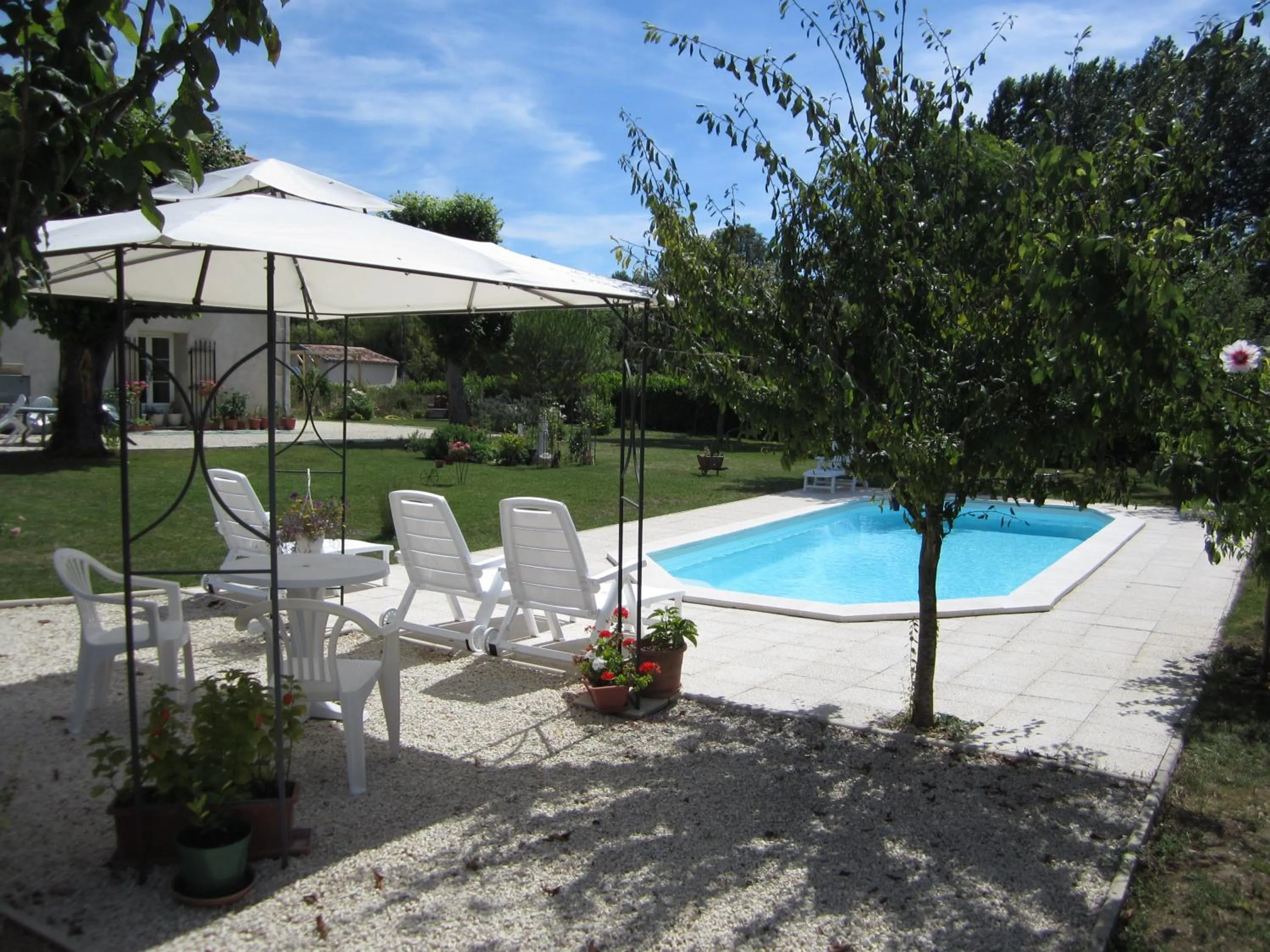 Swimming pool in Maison d'Hôtes Le Cadran Solaire