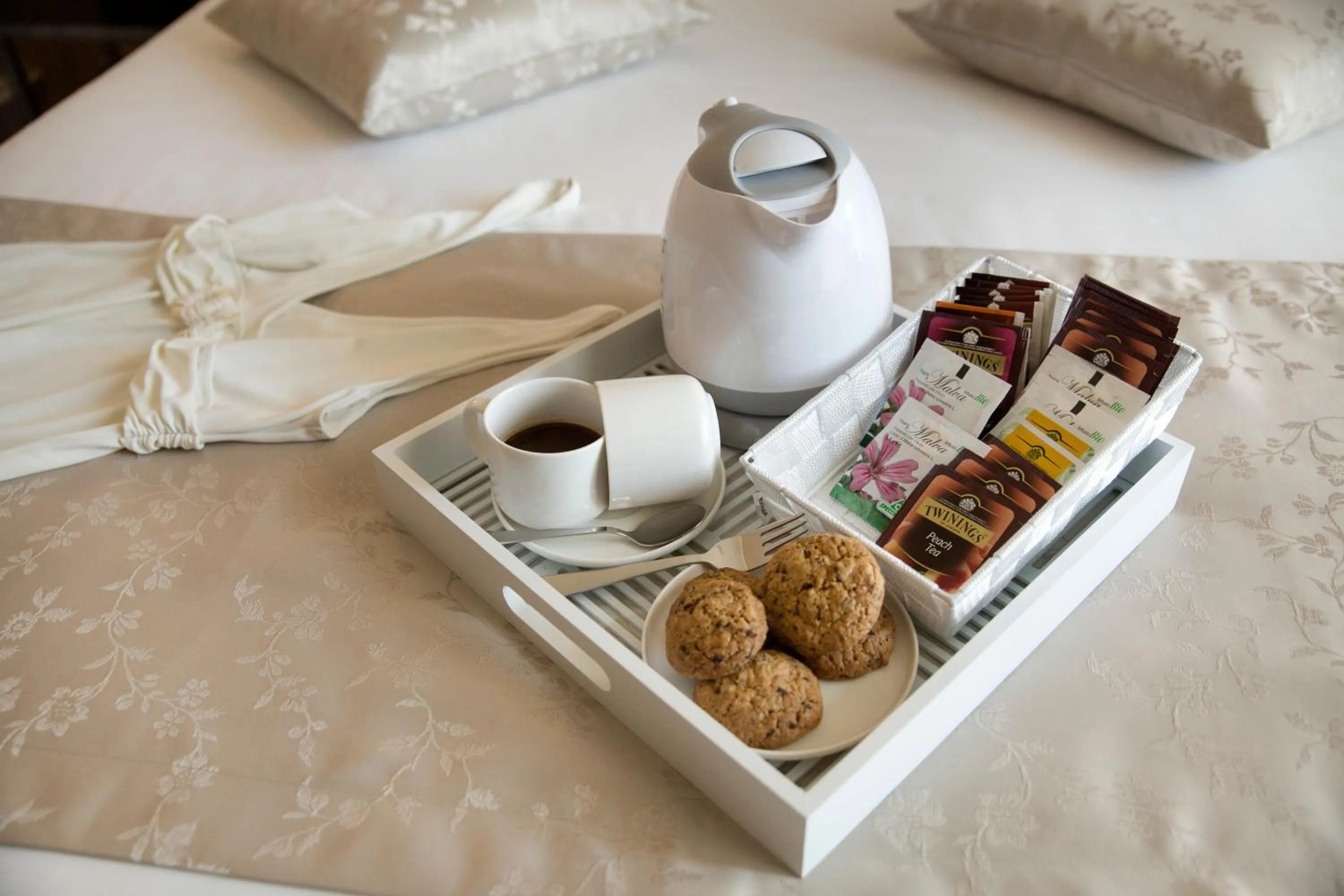 Coffee/tea facilities in Unicum Roma Suites