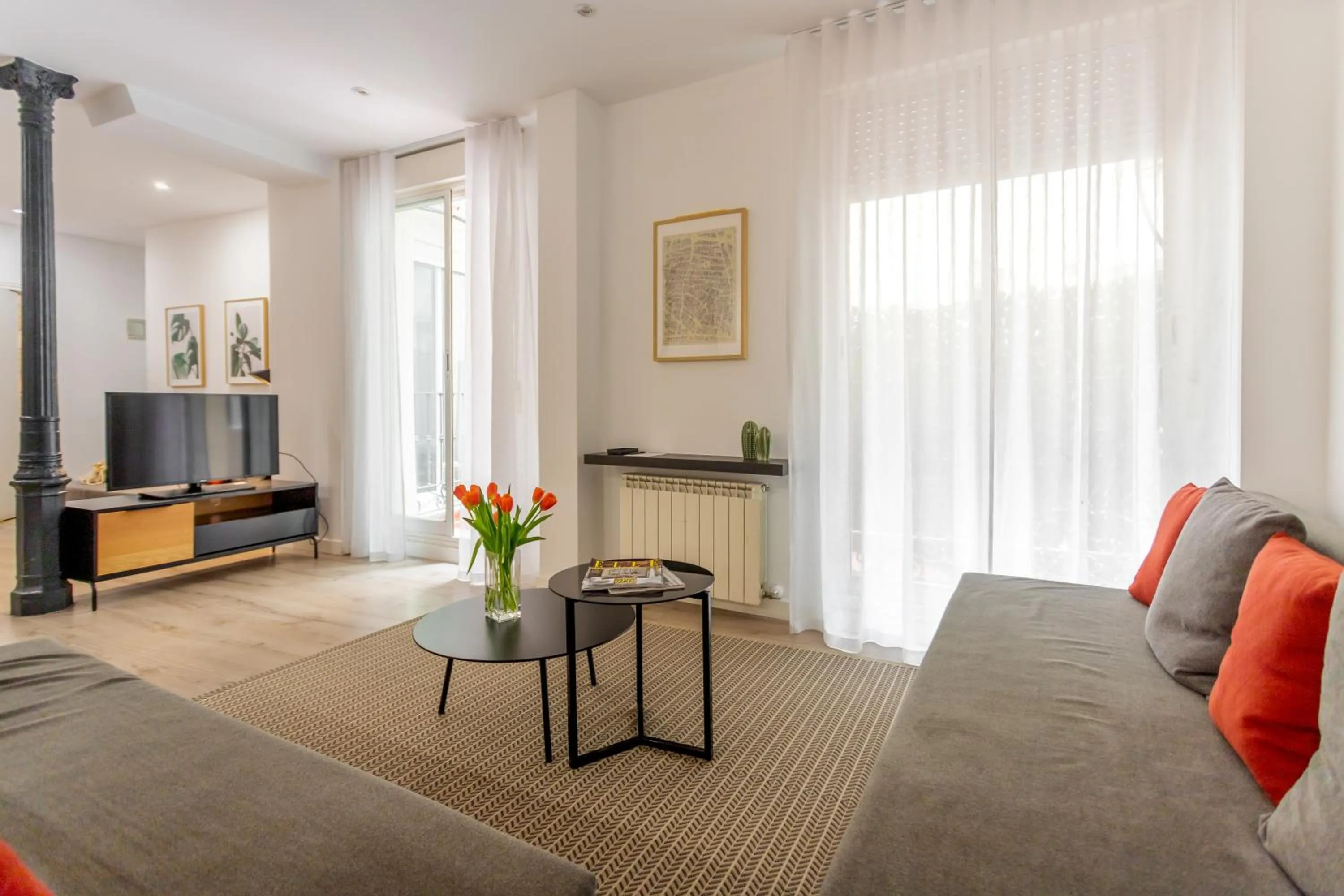 TV and multimedia in Aspasios Calle Mayor Apartments