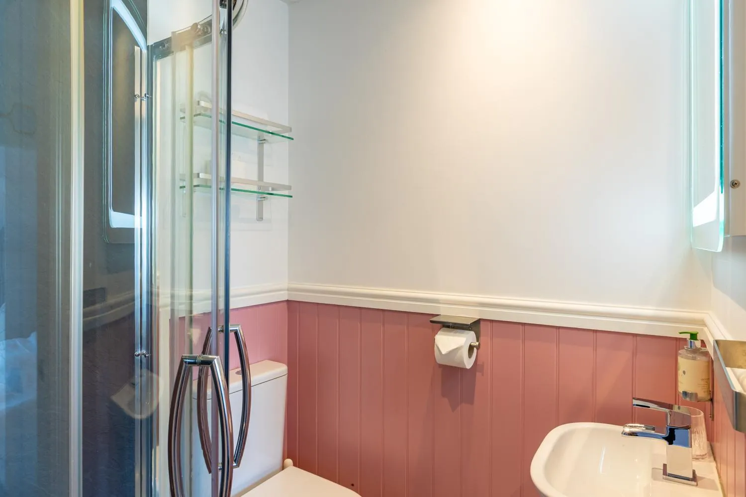 Bathroom in Holly Lodge Guest House with FREE off site health club