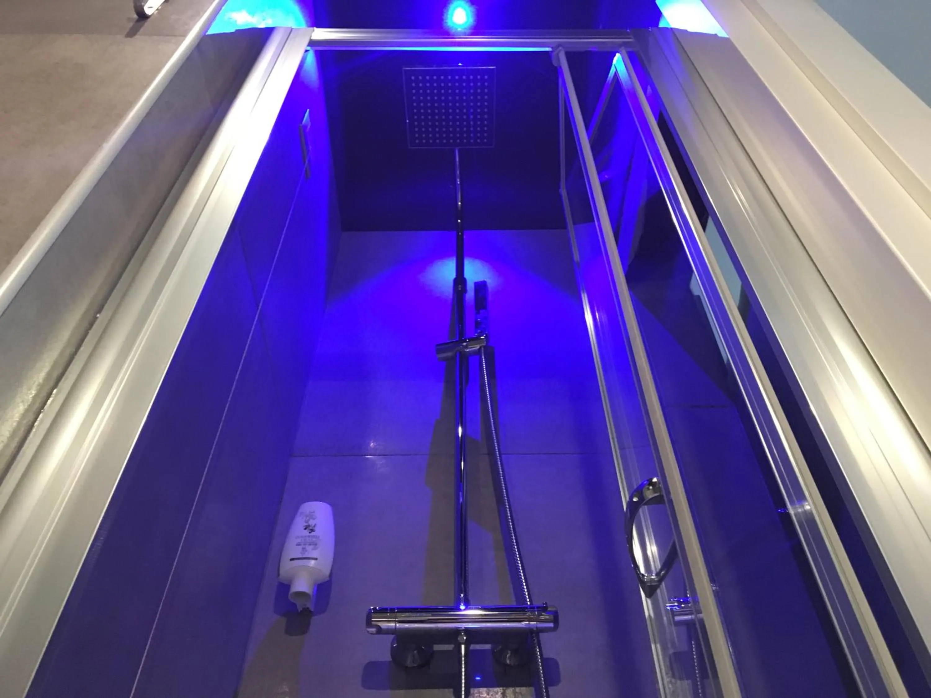 Shower in B&B Pellicano Guest House