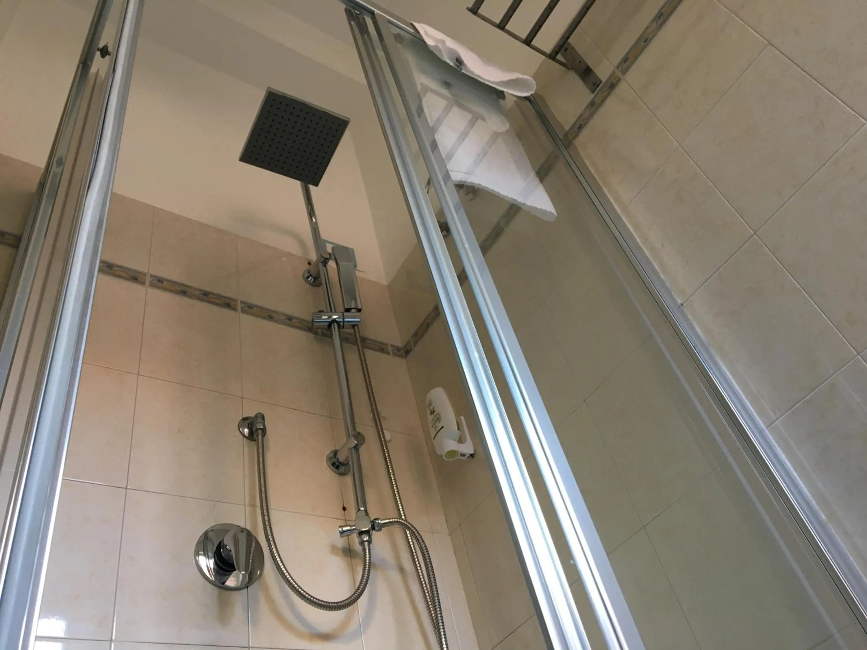 Shower in B&B Pellicano Guest House