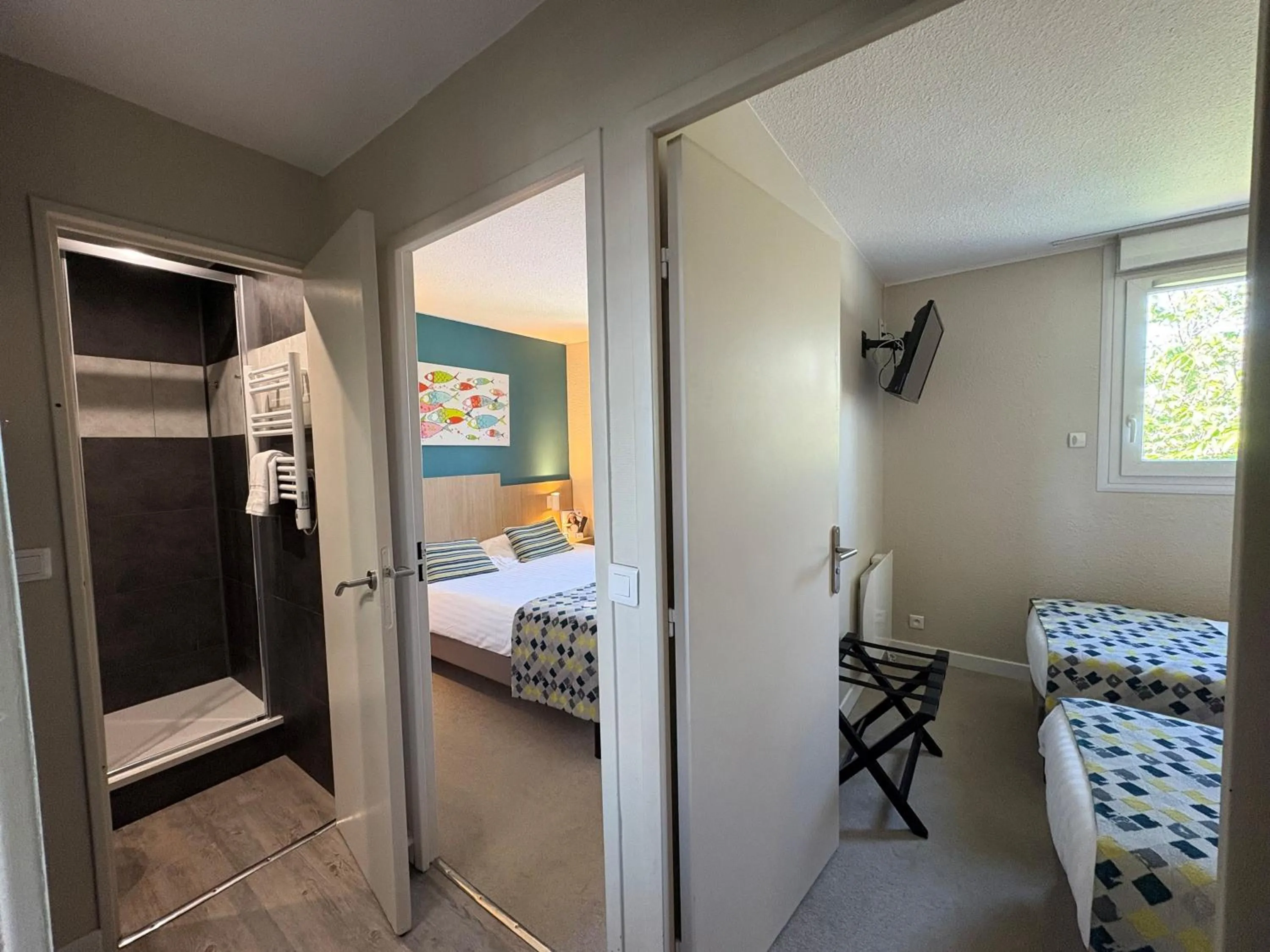 Bathroom, Bed in Brit Hotel Quimper Nord