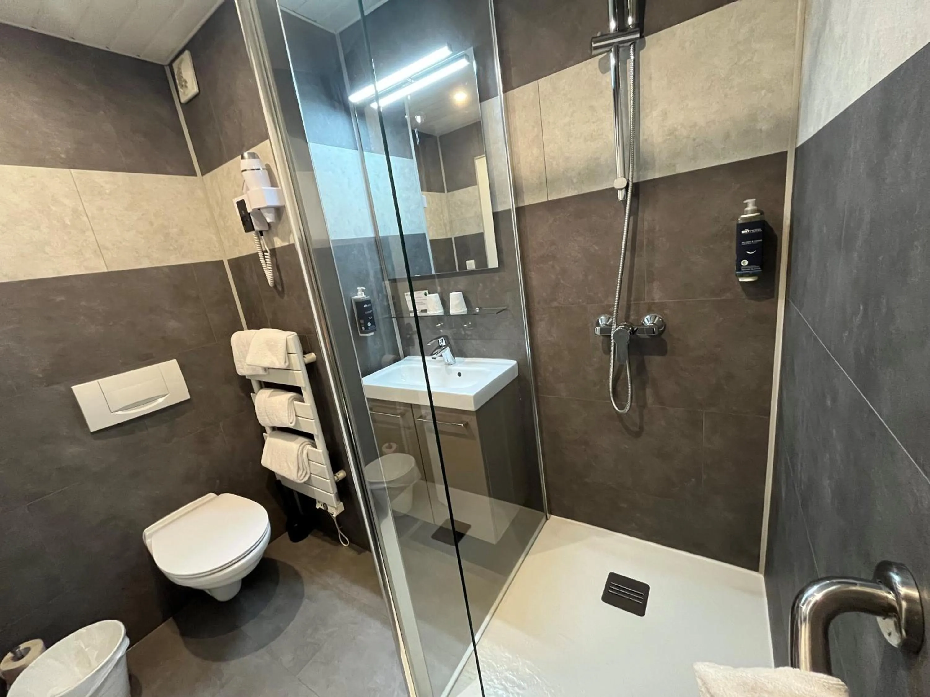 Shower in Brit Hotel Quimper Nord