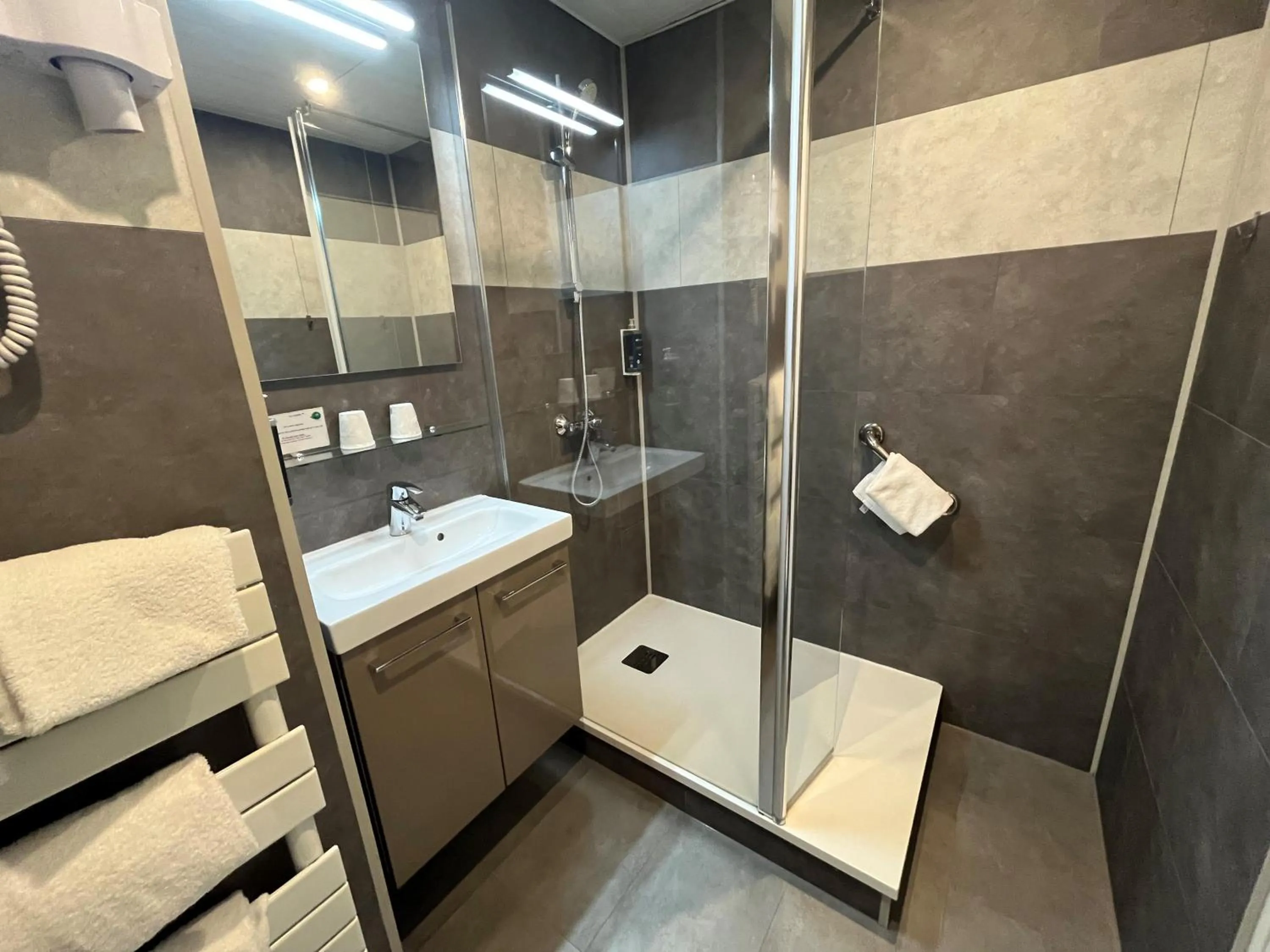 Shower in Brit Hotel Quimper Nord