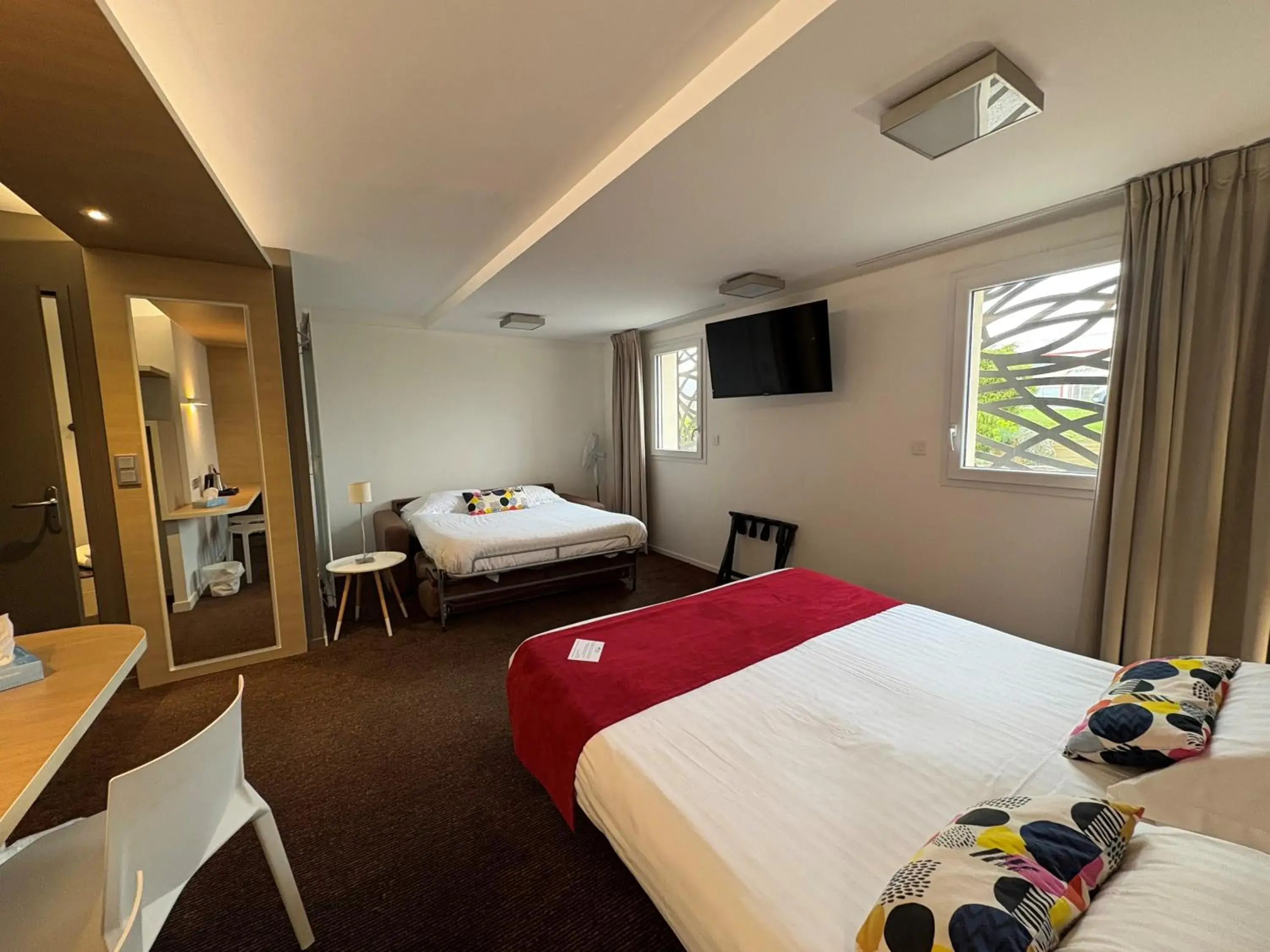 Superior Quadruple Room in Brit Hotel Quimper Nord Superior Quadruple Room in Brit Hotel Quimper Nord