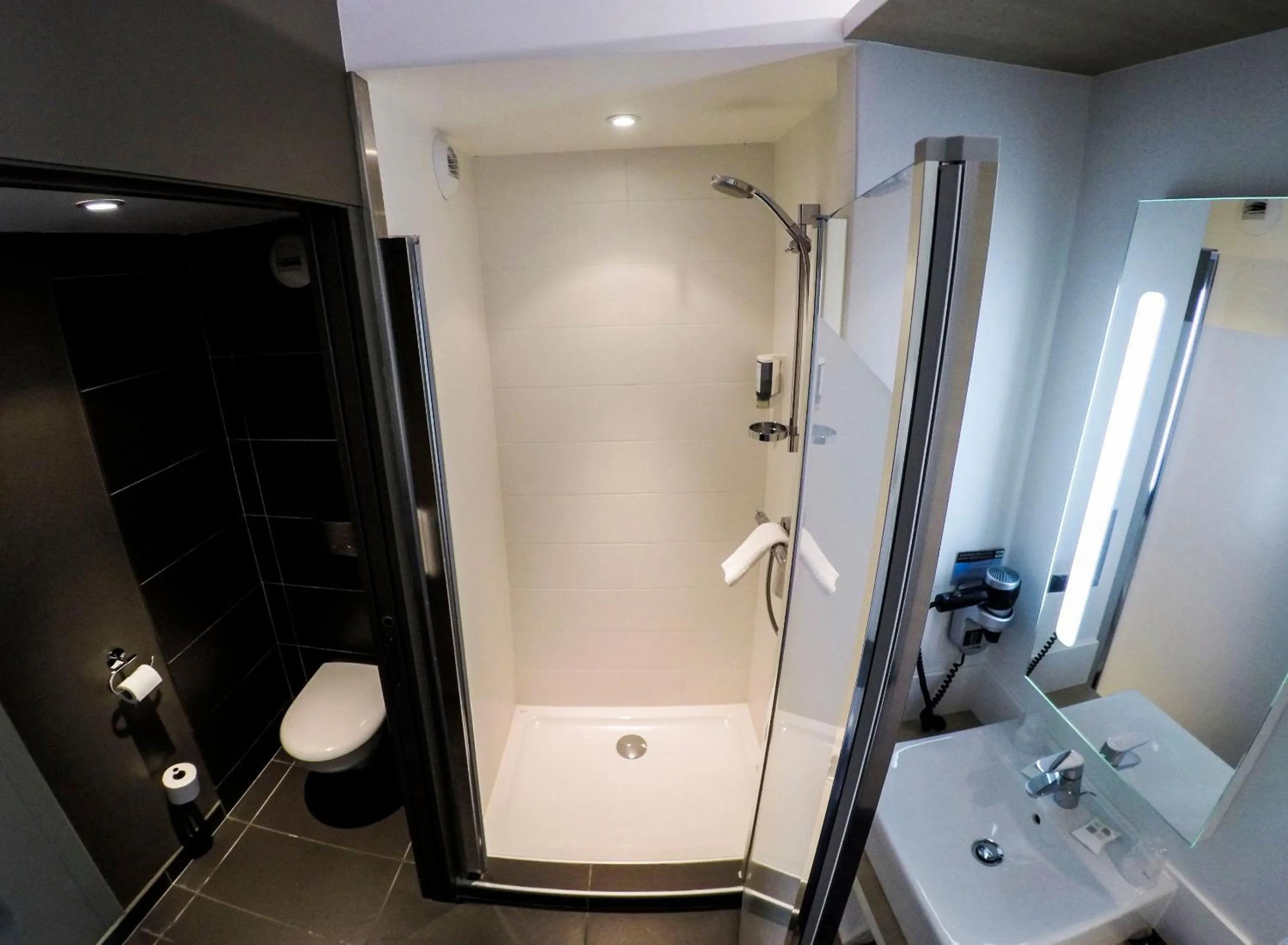 Shower in Brit Hotel Quimper Nord
