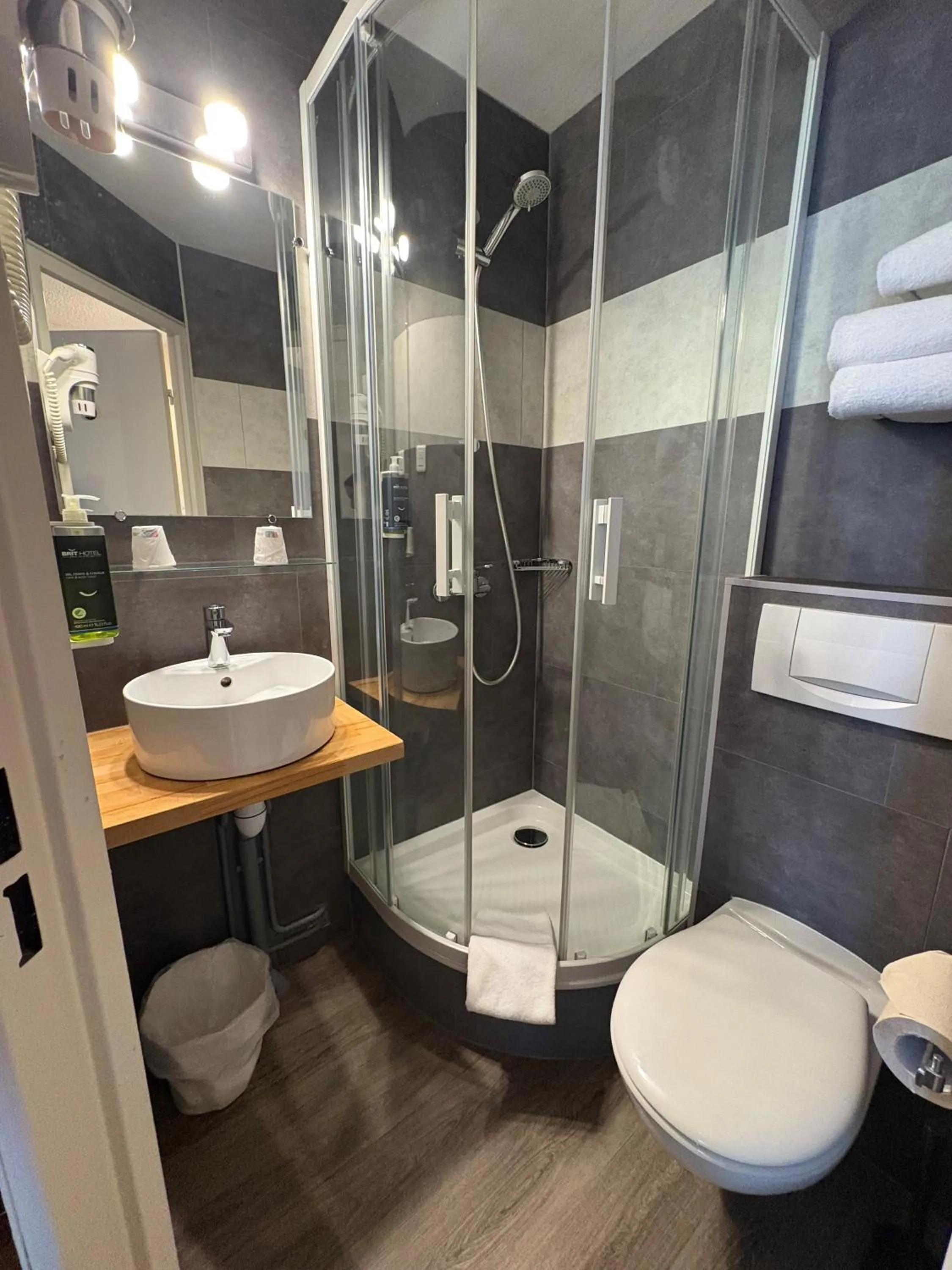 Shower in Brit Hotel Quimper Nord