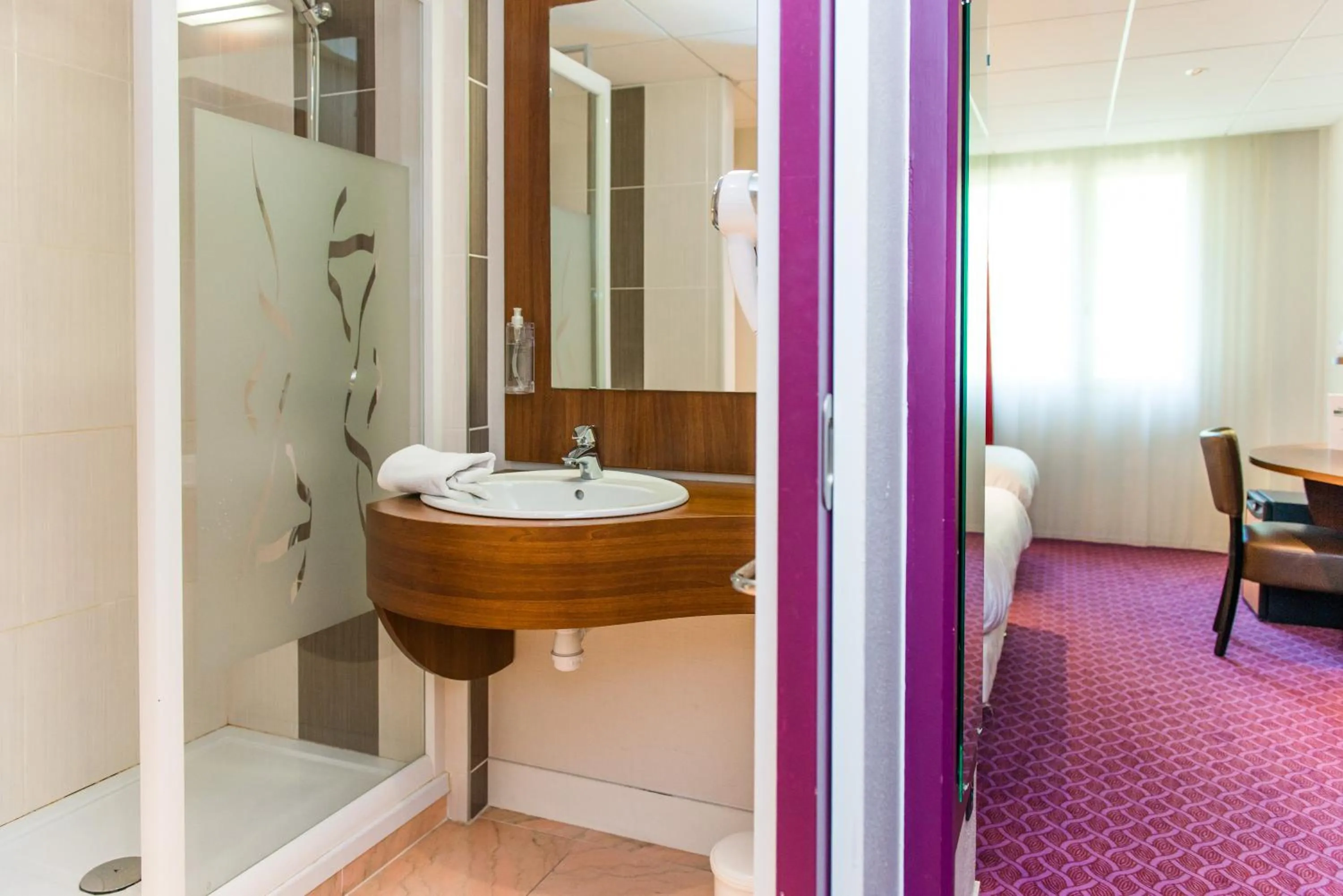 Shower in Brit Hotel Nantes Vigneux - L'Atlantel