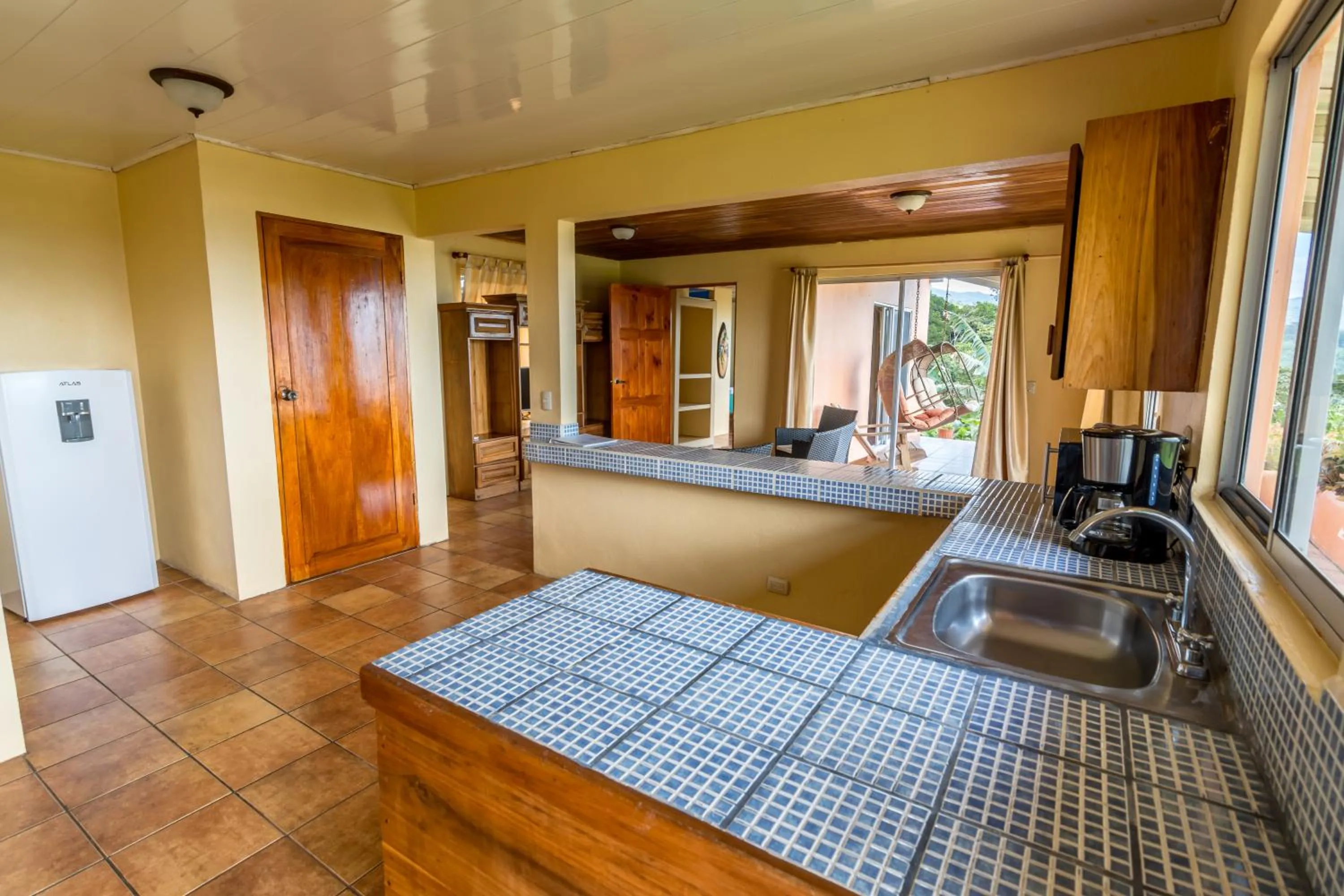 Kitchen or kitchenette, Bed in Hotel Nepenthe B&B