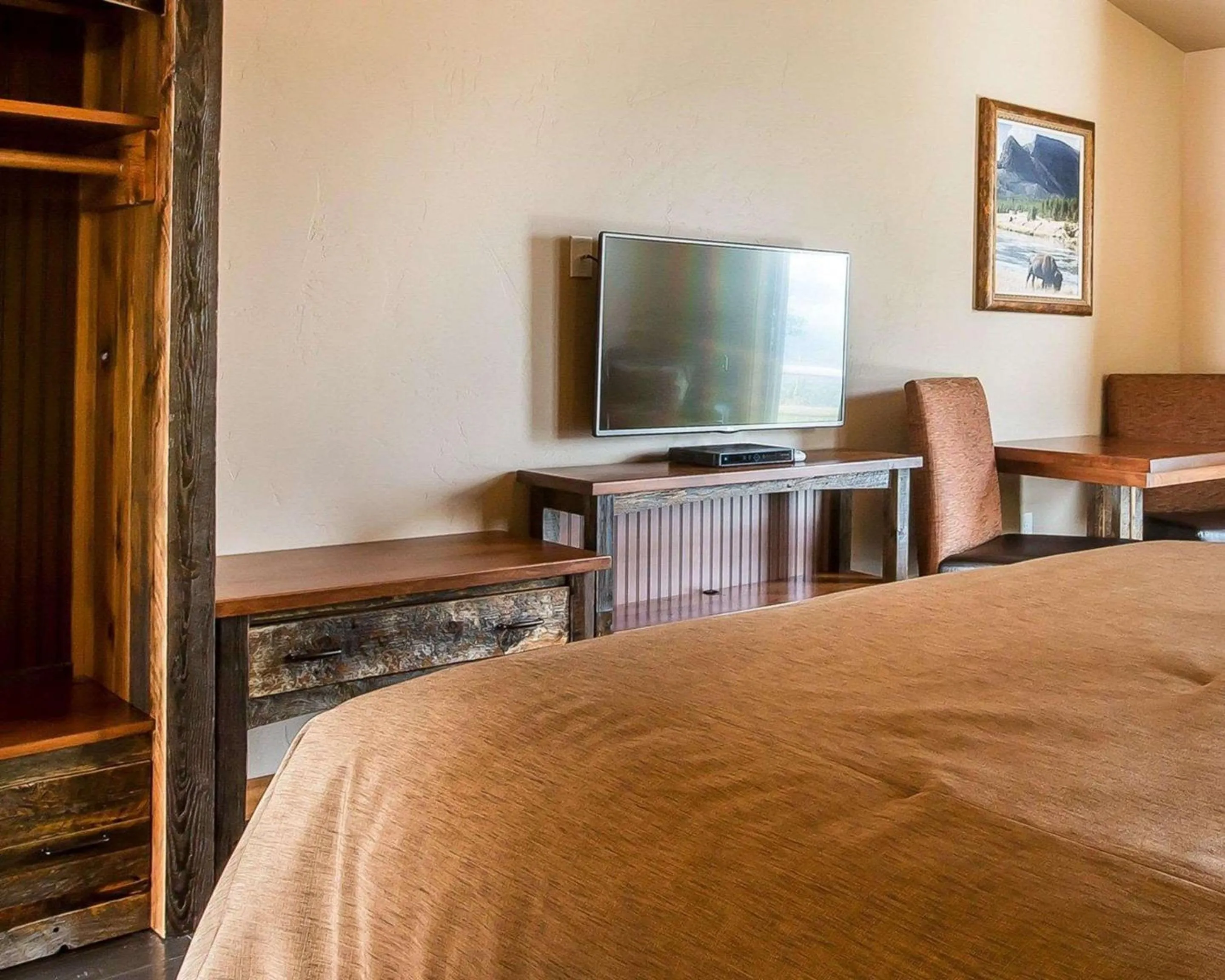 Bedroom, Bed in Yellowstone Valley Lodge, an Ascend Collection Hotel
