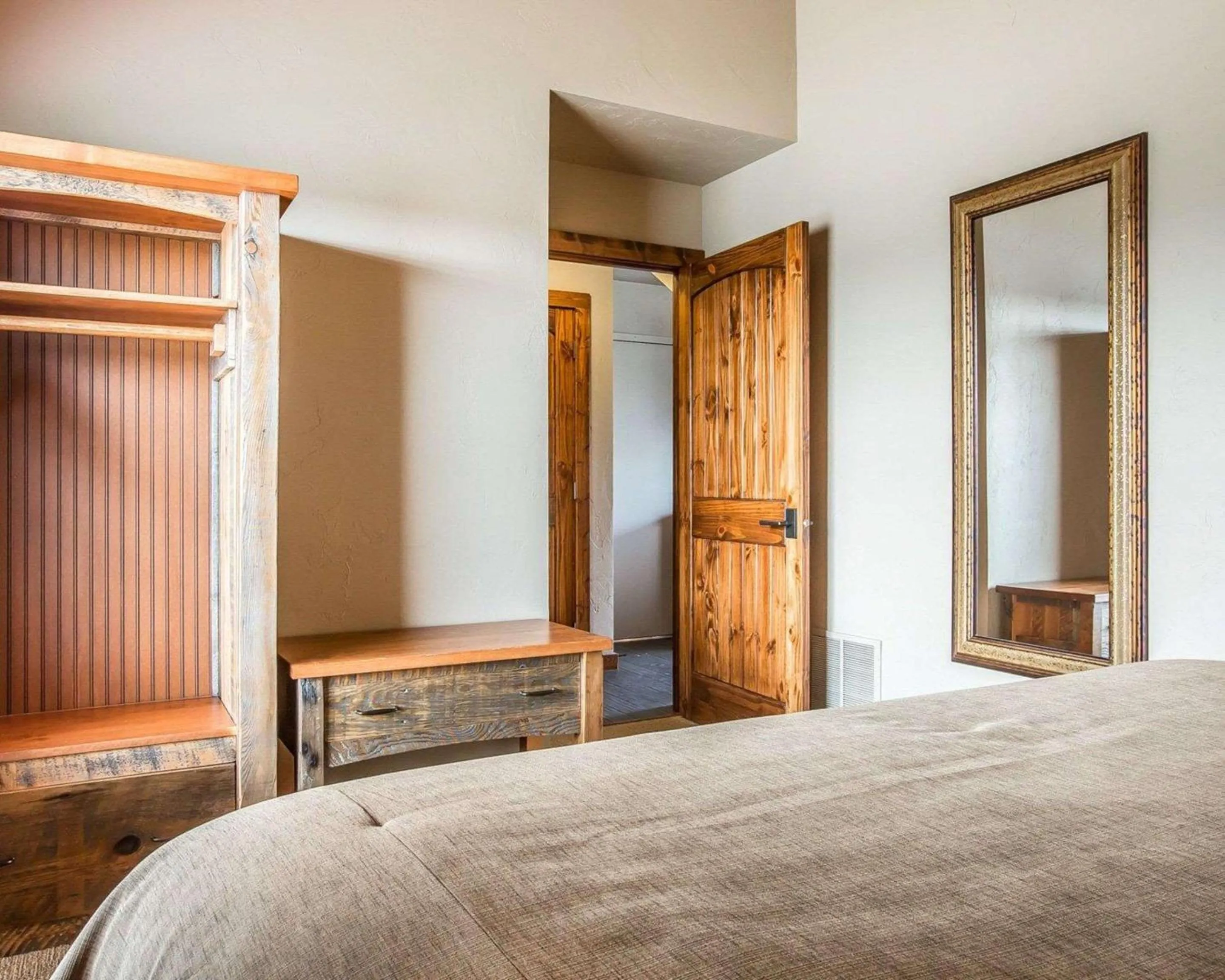 Bedroom, Bed in Yellowstone Valley Lodge, an Ascend Collection Hotel