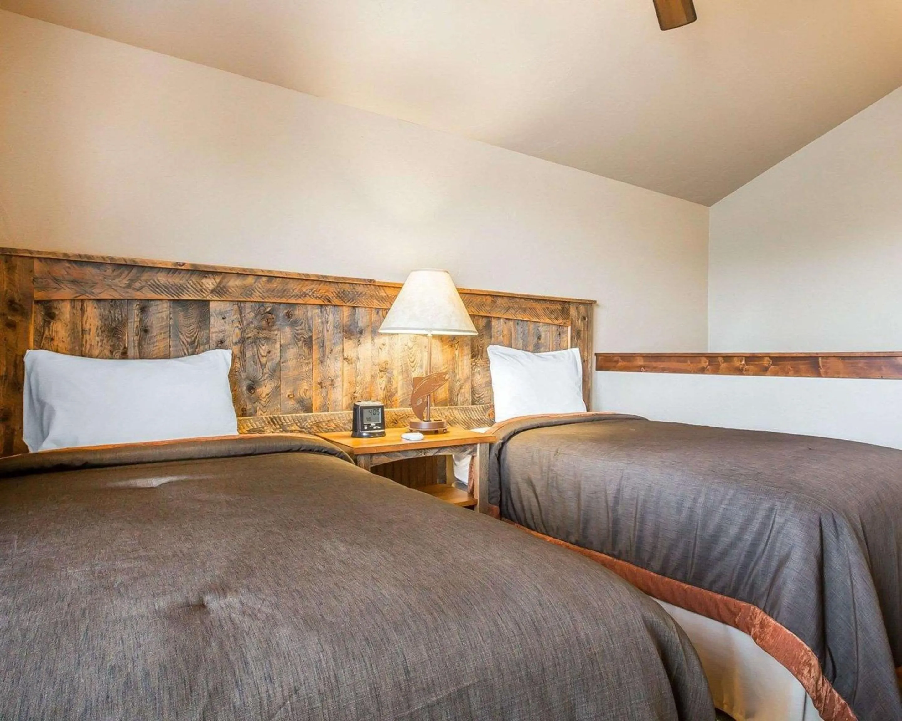 Bedroom, Bed in Yellowstone Valley Lodge, an Ascend Collection Hotel