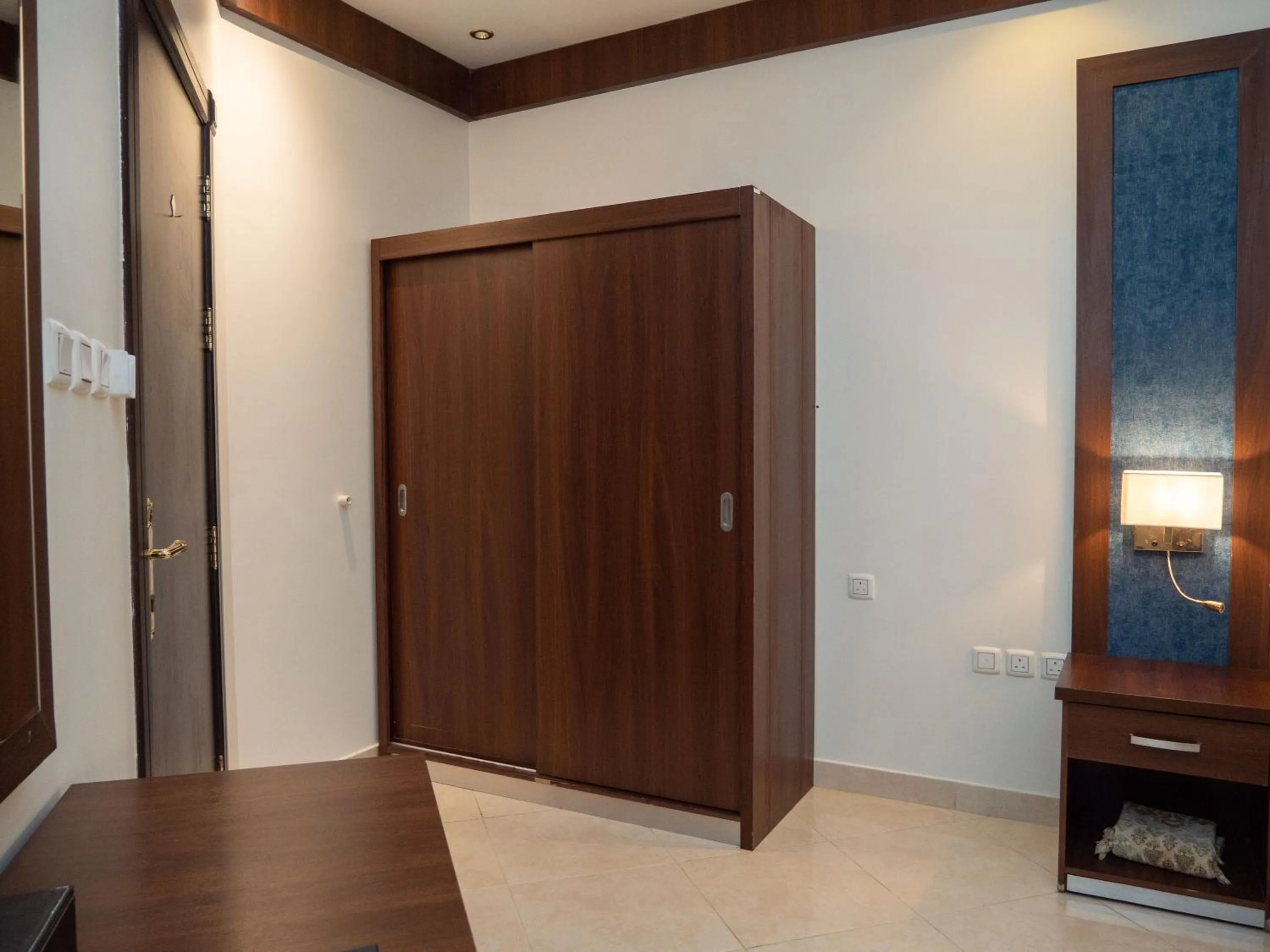 wardrobe in Innyar Hotel